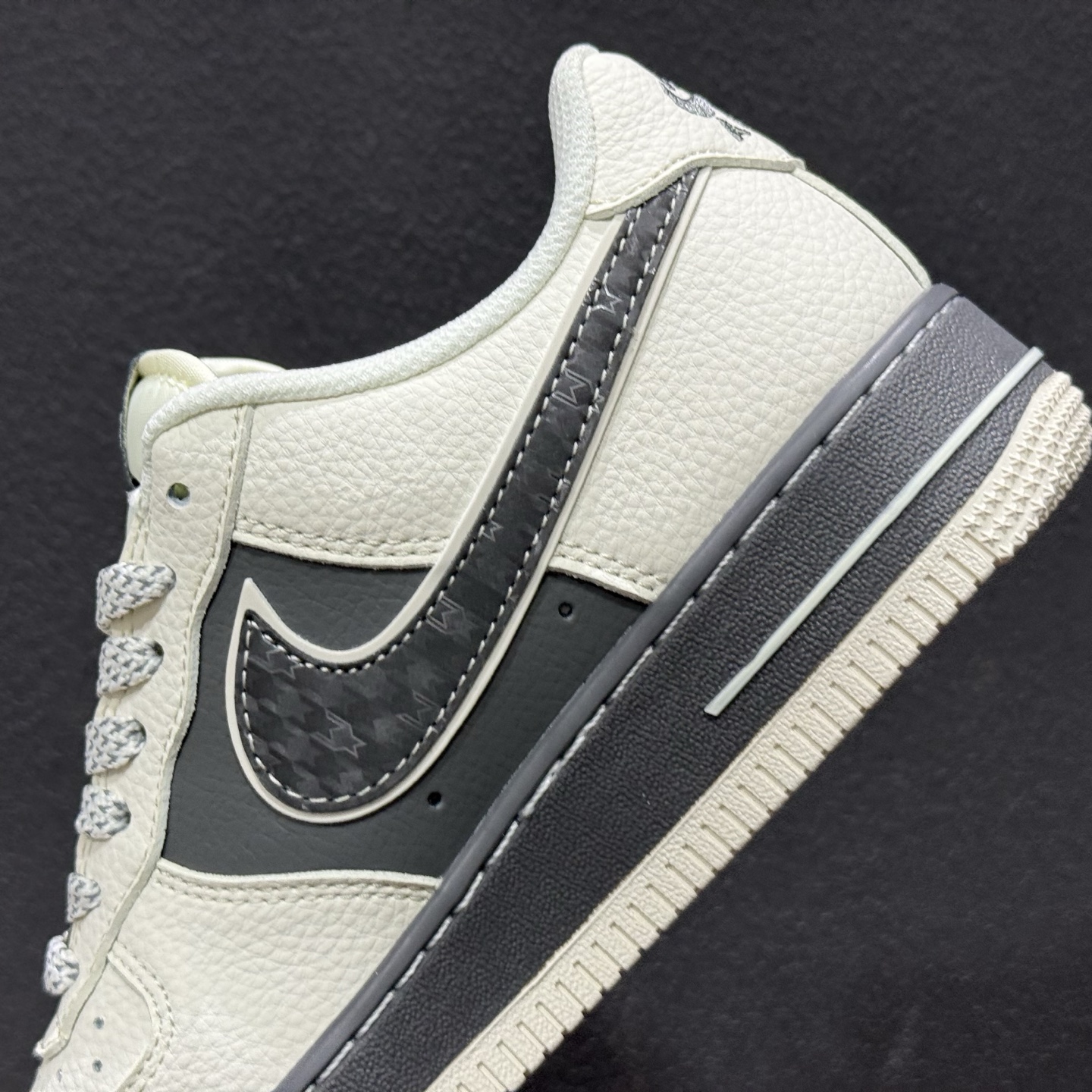260 Nike Air Force 1解构款堪称街头穿搭王炸米白拼深灰的配色自带高级复古感 SM6668-107-Chinese UA Cheap High Quatity Brand Clothes Bags handbags Sneakers wholesale wholesaler seller from China Factory suppliers Fashion Clothing Shoes best Quality Beautiful Price 260 Nike Air Force 1解构款堪称街头穿搭王炸米白拼深灰的配色自带高级复古感 SM6668-107