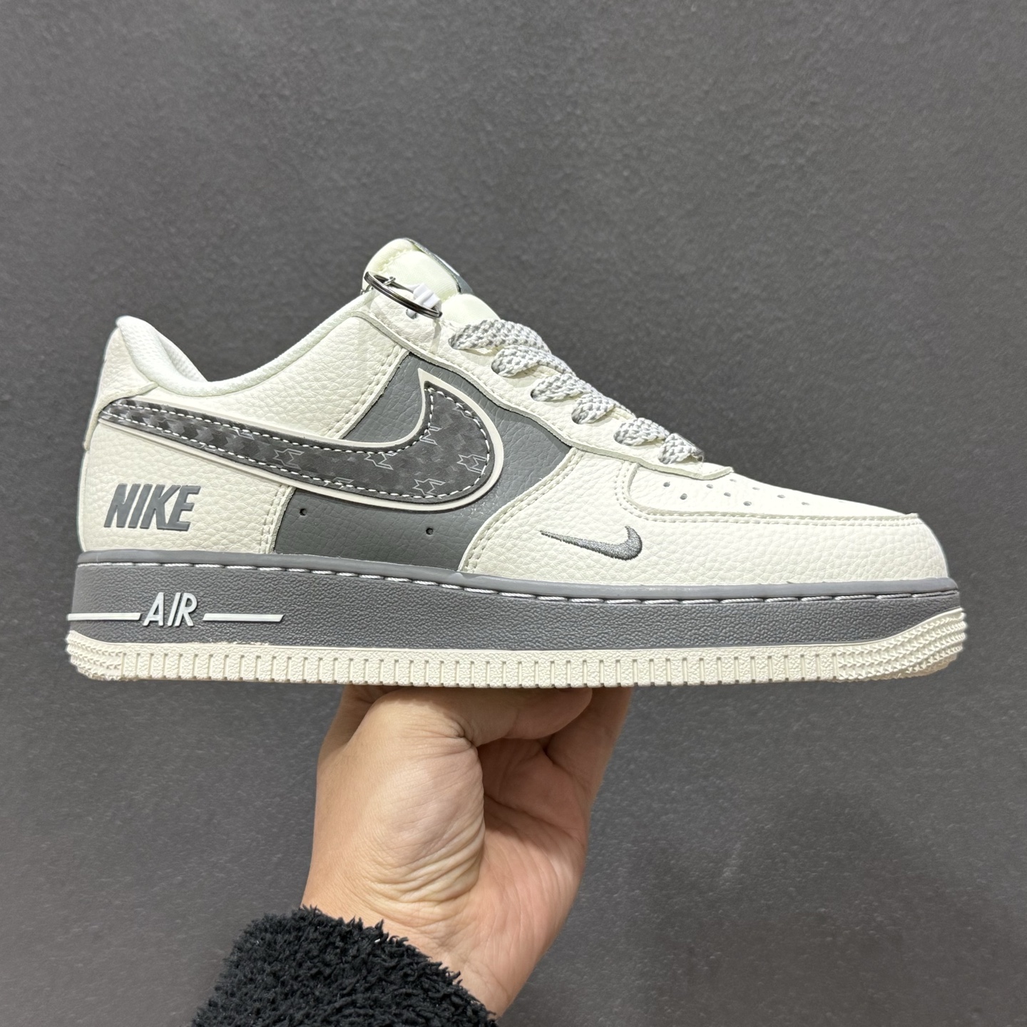260 Nike Air Force 1解构款堪称街头穿搭王炸米白拼深灰的配色自带高级复古感 SM6668-107-Chinese UA Cheap High Quatity Brand Clothes Bags handbags Sneakers wholesale wholesaler seller from China Factory suppliers Fashion Clothing Shoes best Quality Beautiful Price 260 Nike Air Force 1解构款堪称街头穿搭王炸米白拼深灰的配色自带高级复古感 SM6668-107