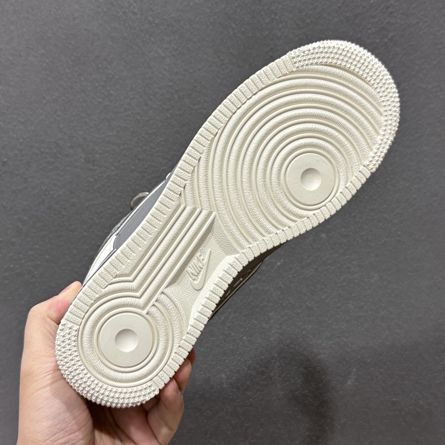 260 Nike Air Force 1解构款堪称街头穿搭王炸米白拼深灰的配色自带高级复古感 SM6668-107-Chinese UA Cheap High Quatity Brand Clothes Bags handbags Sneakers wholesale wholesaler seller from China Factory suppliers Fashion Clothing Shoes best Quality Beautiful Price 260 Nike Air Force 1解构款堪称街头穿搭王炸米白拼深灰的配色自带高级复古感 SM6668-107