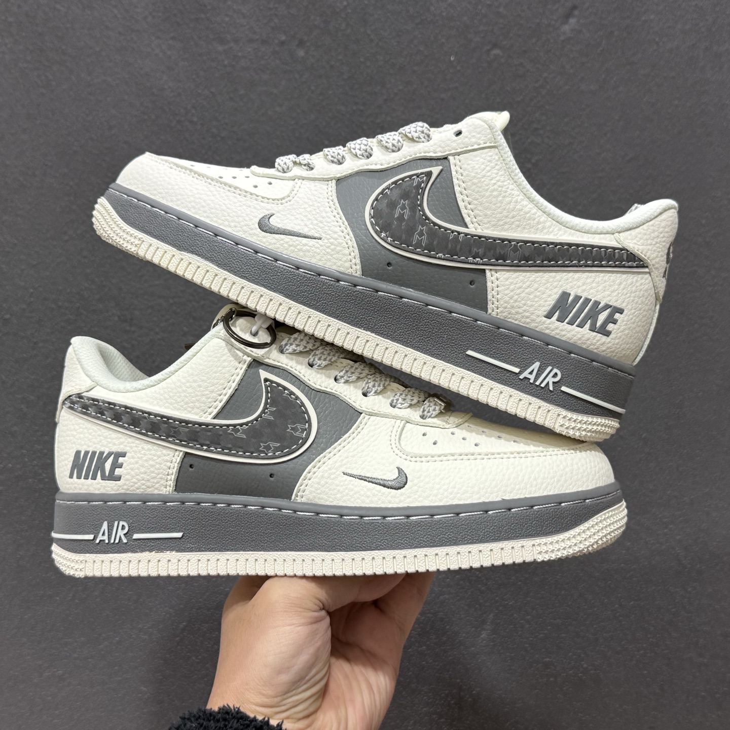 260 Nike Air Force 1解构款堪称街头穿搭王炸米白拼深灰的配色自带高级复古感 SM6668-107-Chinese UA Cheap High Quatity Brand Clothes Bags handbags Sneakers wholesale wholesaler seller from China Factory suppliers Fashion Clothing Shoes best Quality Beautiful Price 260 Nike Air Force 1解构款堪称街头穿搭王炸米白拼深灰的配色自带高级复古感 SM6668-107
