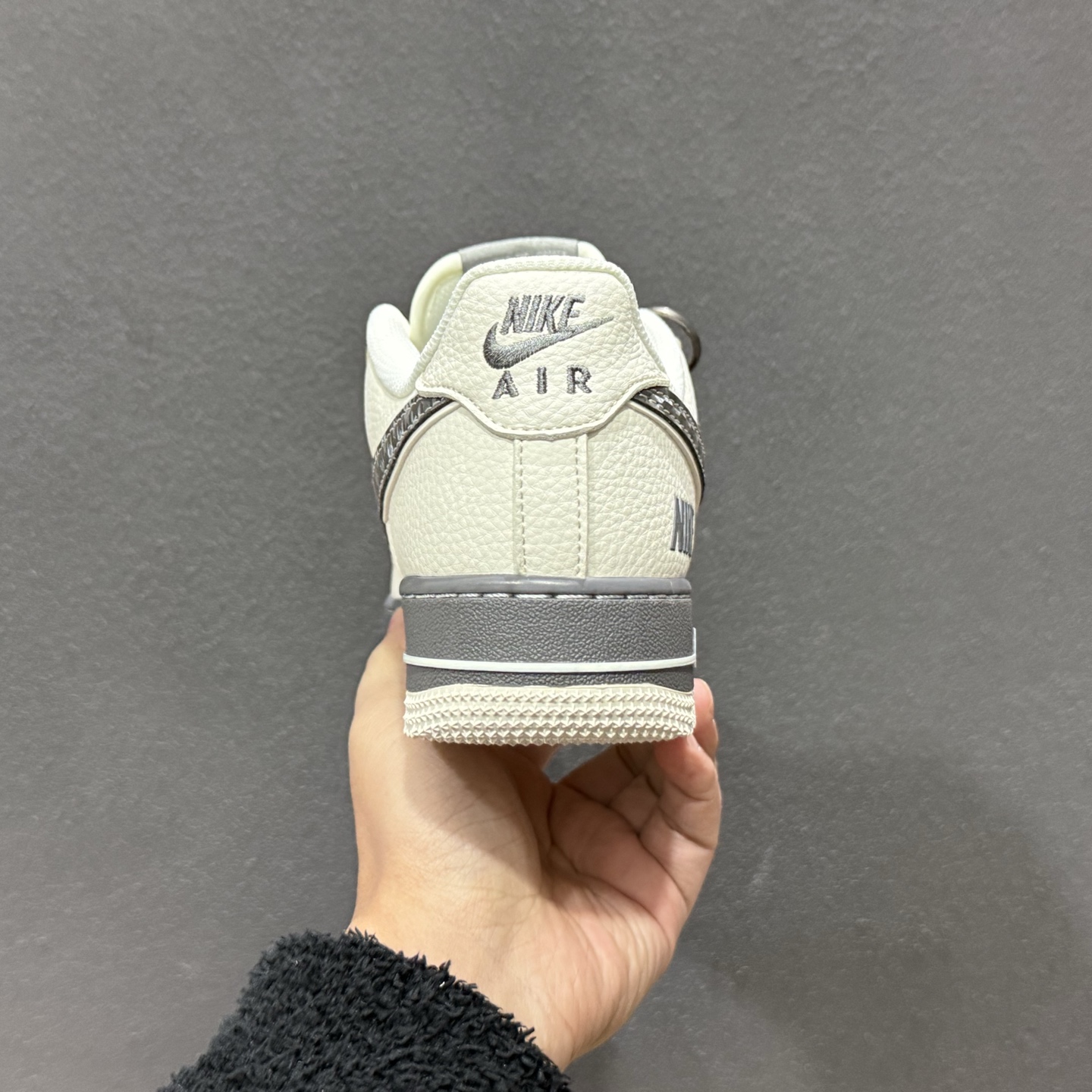 260 Nike Air Force 1解构款堪称街头穿搭王炸米白拼深灰的配色自带高级复古感 SM6668-107-Chinese UA Cheap High Quatity Brand Clothes Bags handbags Sneakers wholesale wholesaler seller from China Factory suppliers Fashion Clothing Shoes best Quality Beautiful Price 260 Nike Air Force 1解构款堪称街头穿搭王炸米白拼深灰的配色自带高级复古感 SM6668-107
