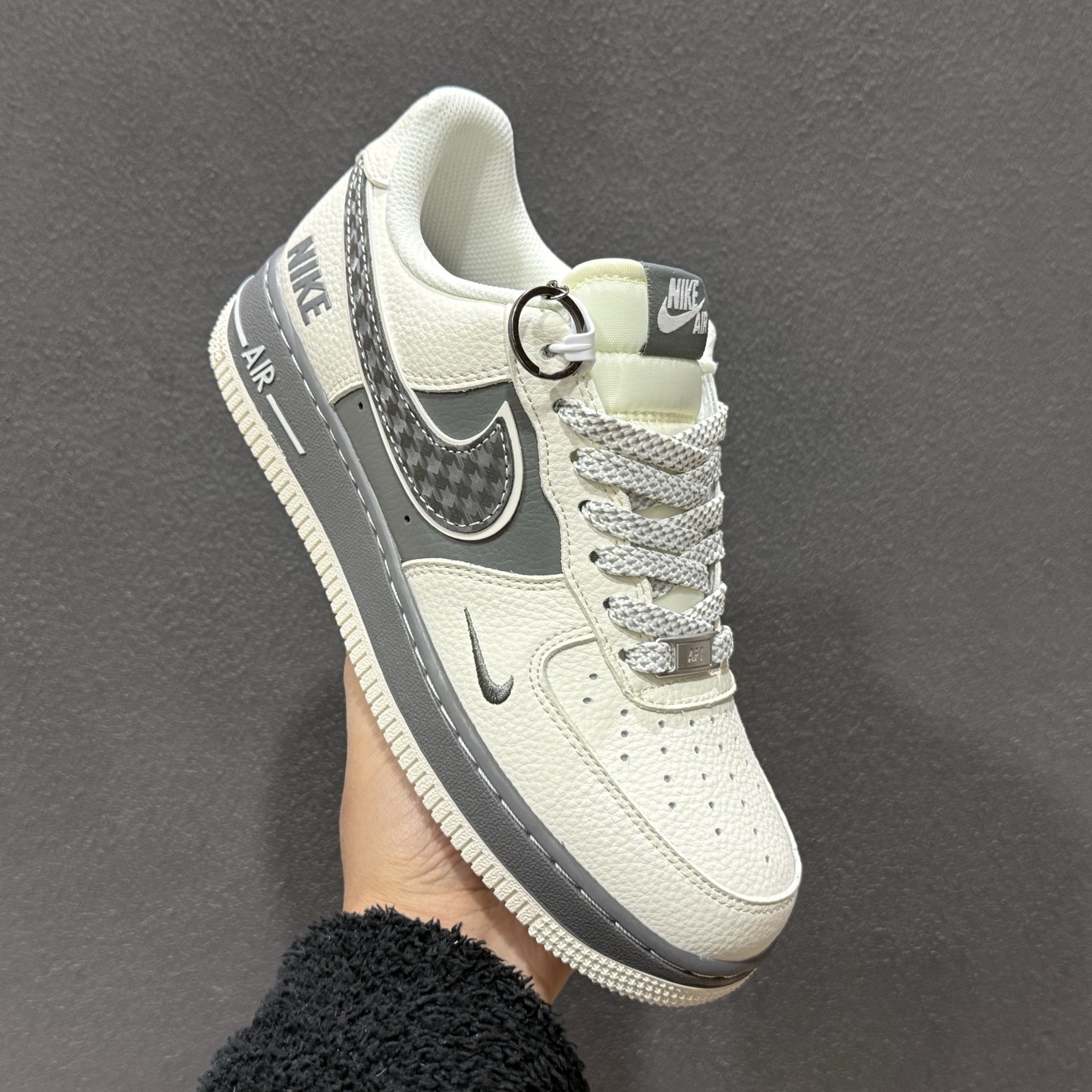 260 Nike Air Force 1解构款堪称街头穿搭王炸米白拼深灰的配色自带高级复古感 SM6668-107-Chinese UA Cheap High Quatity Brand Clothes Bags handbags Sneakers wholesale wholesaler seller from China Factory suppliers Fashion Clothing Shoes best Quality Beautiful Price 260 Nike Air Force 1解构款堪称街头穿搭王炸米白拼深灰的配色自带高级复古感 SM6668-107