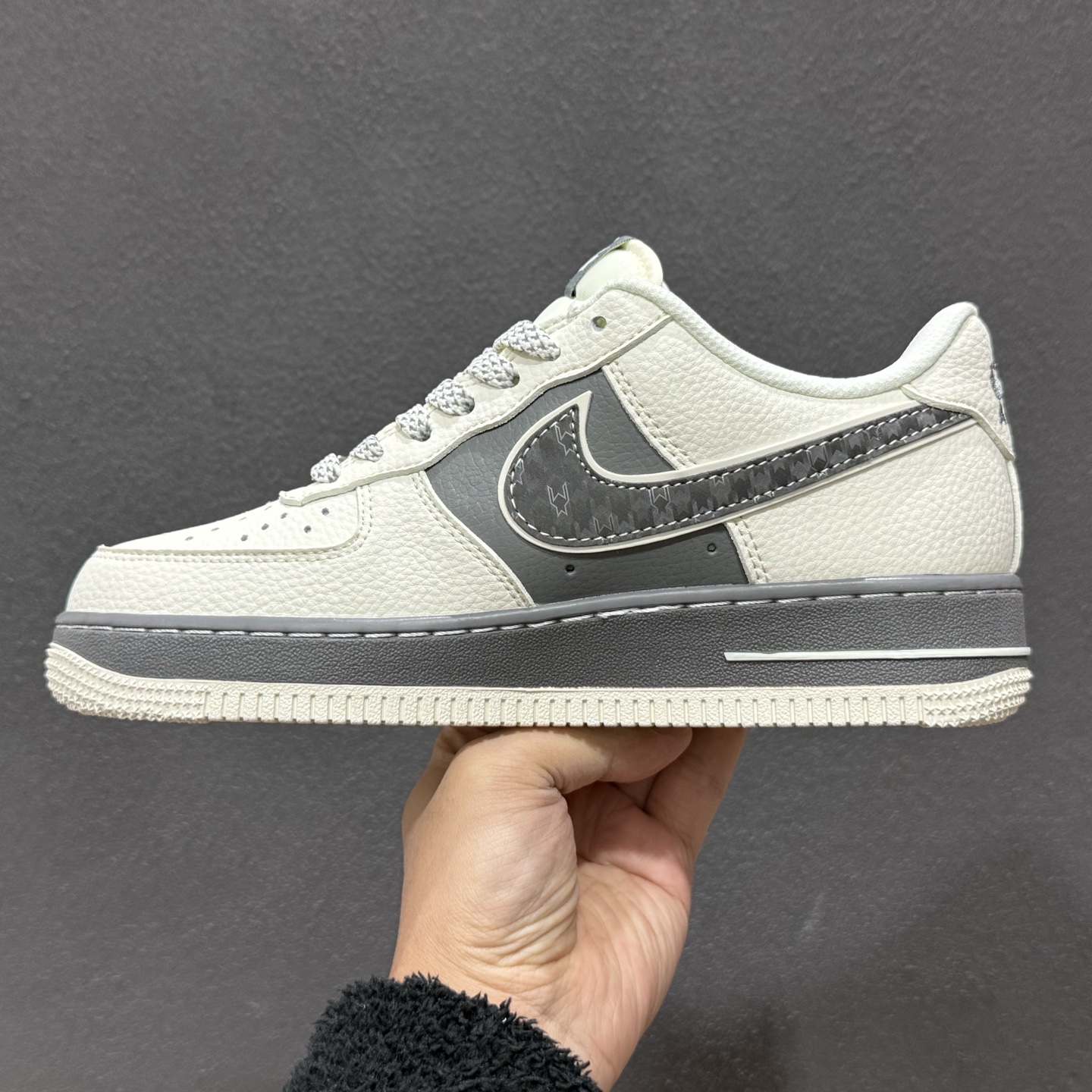 260 Nike Air Force 1解构款堪称街头穿搭王炸米白拼深灰的配色自带高级复古感 SM6668-107-Chinese UA Cheap High Quatity Brand Clothes Bags handbags Sneakers wholesale wholesaler seller from China Factory suppliers Fashion Clothing Shoes best Quality Beautiful Price 260 Nike Air Force 1解构款堪称街头穿搭王炸米白拼深灰的配色自带高级复古感 SM6668-107