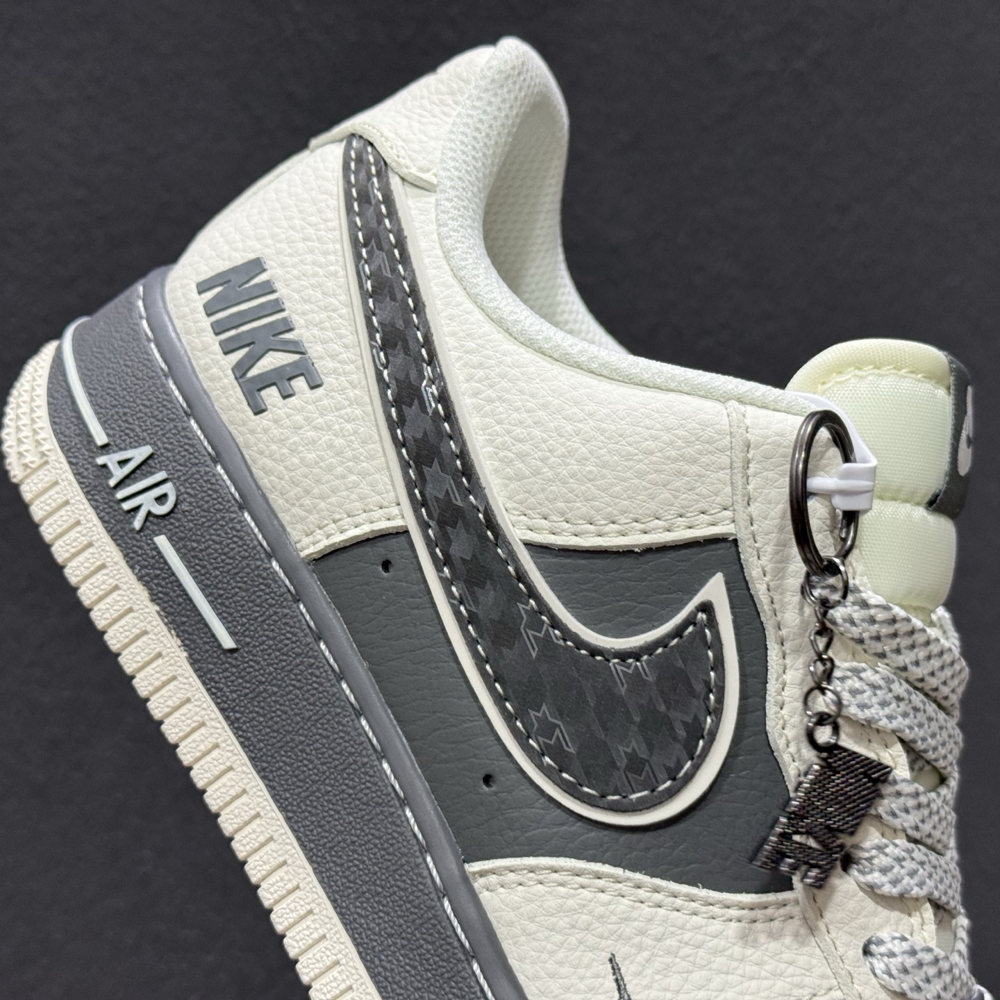 260 Nike Air Force 1解构款堪称街头穿搭王炸米白拼深灰的配色自带高级复古感 SM6668-107-Chinese UA Cheap High Quatity Brand Clothes Bags handbags Sneakers wholesale wholesaler seller from China Factory suppliers Fashion Clothing Shoes best Quality Beautiful Price 260 Nike Air Force 1解构款堪称街头穿搭王炸米白拼深灰的配色自带高级复古感 SM6668-107