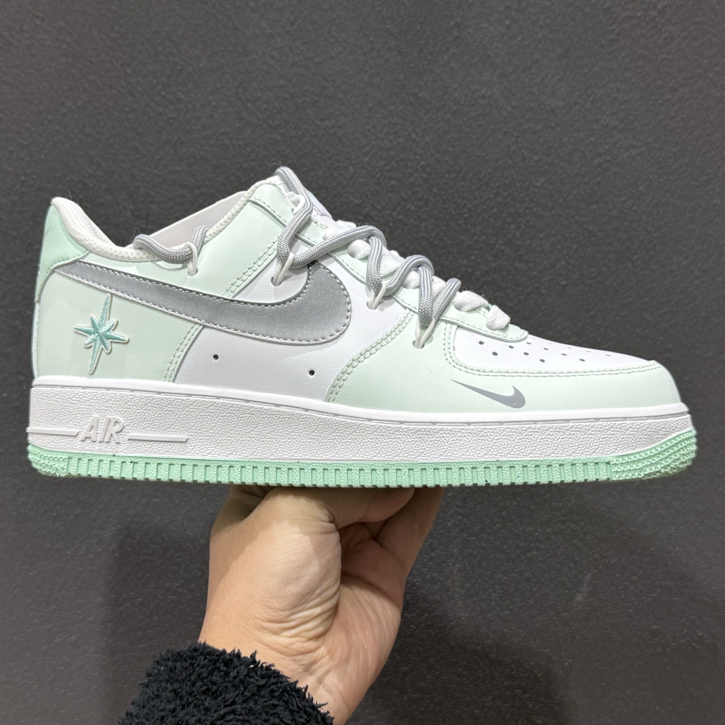 260 “云屿清风”订制空军一号板鞋 该定制版球鞋选用原鞋款为Nike Air Force 1'07空军一号 XX7981-476-Chinese UA Cheap High Quatity Brand Clothes Bags handbags Sneakers wholesale wholesaler seller from China Factory suppliers Fashion Clothing Shoes best Quality Beautiful Price 260 “云屿清风”订制空军一号板鞋 该定制版球鞋选用原鞋款为Nike Air Force 1'07空军一号 XX7981-476