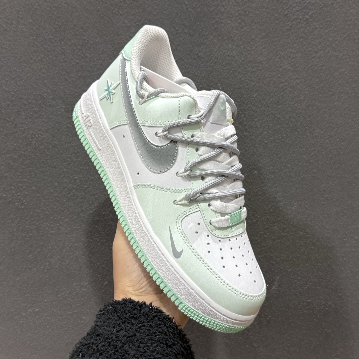 260 “云屿清风”订制空军一号板鞋 该定制版球鞋选用原鞋款为Nike Air Force 1'07空军一号 XX7981-476-Chinese UA Cheap High Quatity Brand Clothes Bags handbags Sneakers wholesale wholesaler seller from China Factory suppliers Fashion Clothing Shoes best Quality Beautiful Price 260 “云屿清风”订制空军一号板鞋 该定制版球鞋选用原鞋款为Nike Air Force 1'07空军一号 XX7981-476