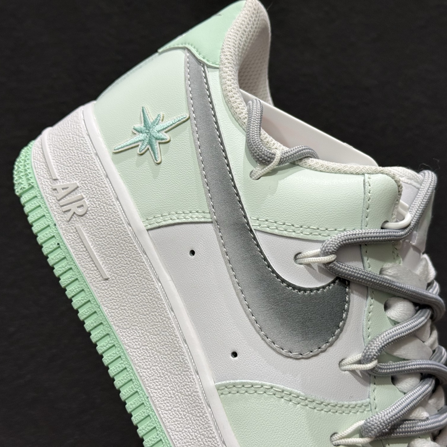 260 “云屿清风”订制空军一号板鞋 该定制版球鞋选用原鞋款为Nike Air Force 1'07空军一号 XX7981-476-Chinese UA Cheap High Quatity Brand Clothes Bags handbags Sneakers wholesale wholesaler seller from China Factory suppliers Fashion Clothing Shoes best Quality Beautiful Price 260 “云屿清风”订制空军一号板鞋 该定制版球鞋选用原鞋款为Nike Air Force 1'07空军一号 XX7981-476