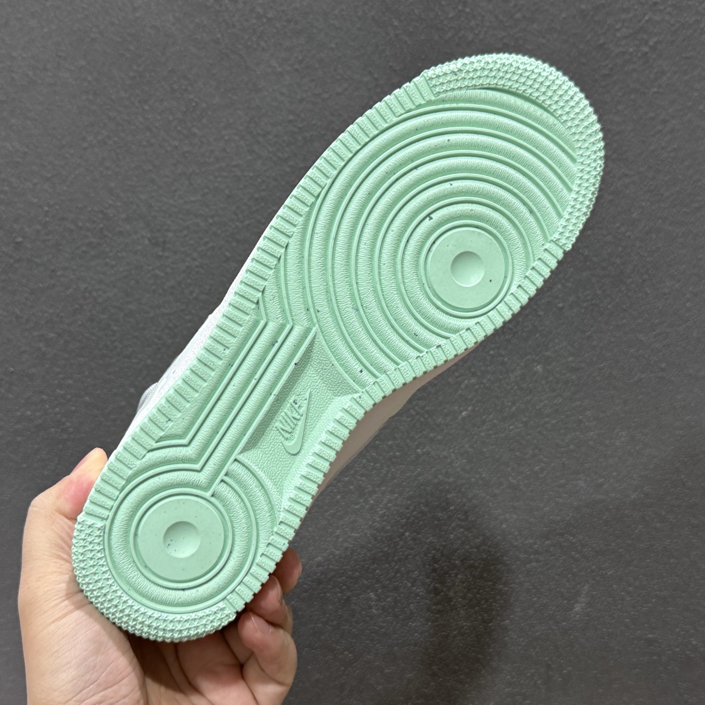 260 “云屿清风”订制空军一号板鞋 该定制版球鞋选用原鞋款为Nike Air Force 1'07空军一号 XX7981-476-Chinese UA Cheap High Quatity Brand Clothes Bags handbags Sneakers wholesale wholesaler seller from China Factory suppliers Fashion Clothing Shoes best Quality Beautiful Price 260 “云屿清风”订制空军一号板鞋 该定制版球鞋选用原鞋款为Nike Air Force 1'07空军一号 XX7981-476