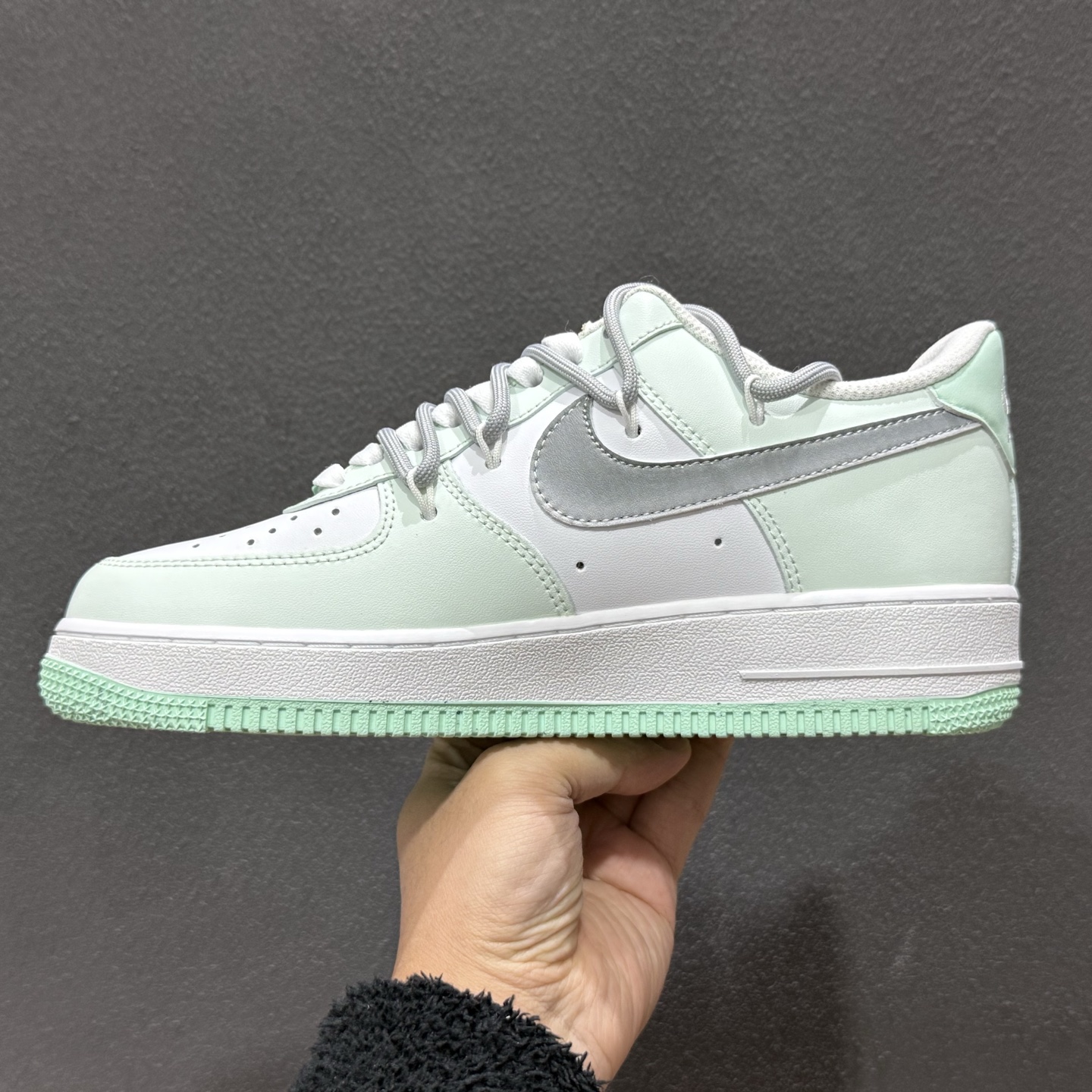 260 “云屿清风”订制空军一号板鞋 该定制版球鞋选用原鞋款为Nike Air Force 1'07空军一号 XX7981-476-Chinese UA Cheap High Quatity Brand Clothes Bags handbags Sneakers wholesale wholesaler seller from China Factory suppliers Fashion Clothing Shoes best Quality Beautiful Price 260 “云屿清风”订制空军一号板鞋 该定制版球鞋选用原鞋款为Nike Air Force 1'07空军一号 XX7981-476