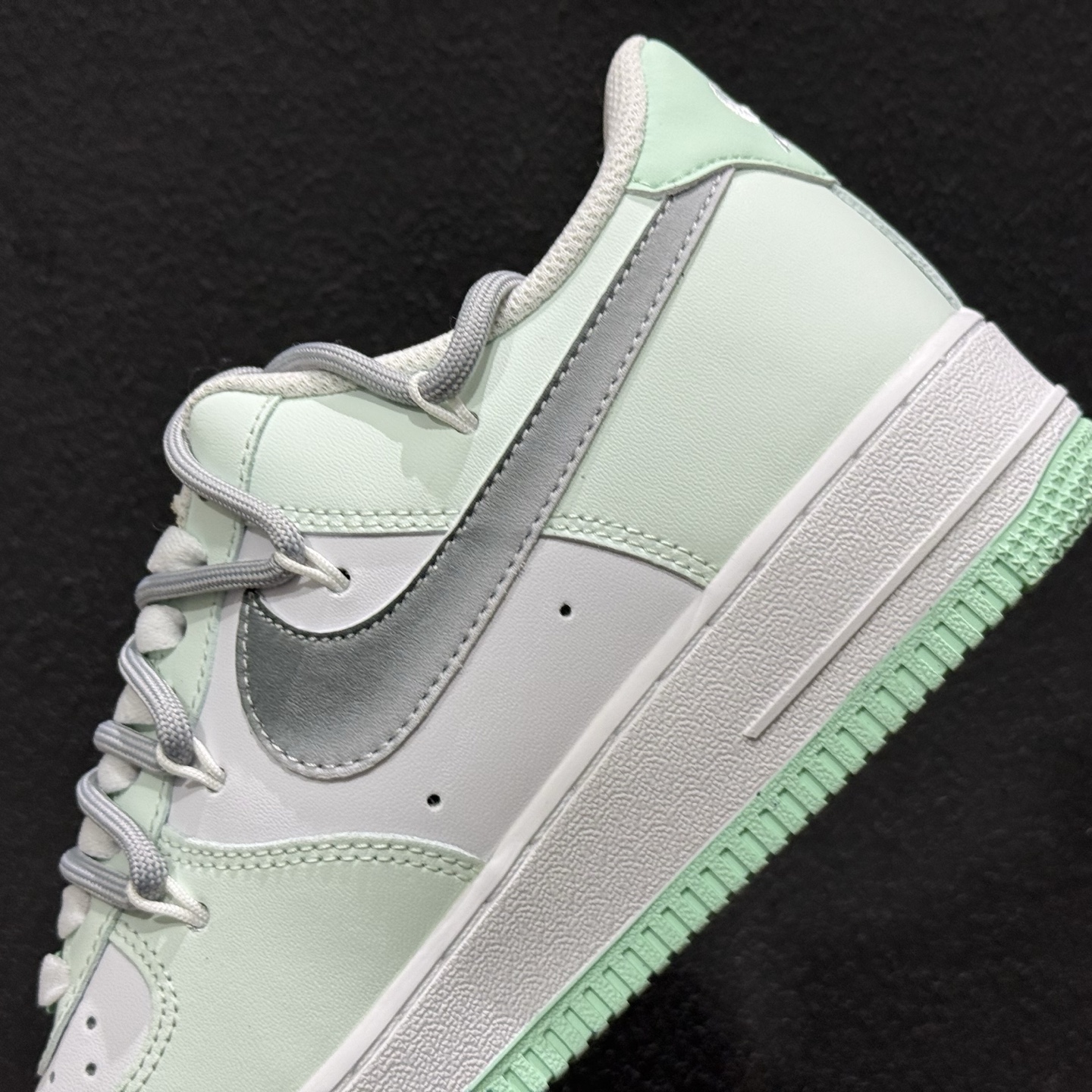 260 “云屿清风”订制空军一号板鞋 该定制版球鞋选用原鞋款为Nike Air Force 1'07空军一号 XX7981-476-Chinese UA Cheap High Quatity Brand Clothes Bags handbags Sneakers wholesale wholesaler seller from China Factory suppliers Fashion Clothing Shoes best Quality Beautiful Price 260 “云屿清风”订制空军一号板鞋 该定制版球鞋选用原鞋款为Nike Air Force 1'07空军一号 XX7981-476
