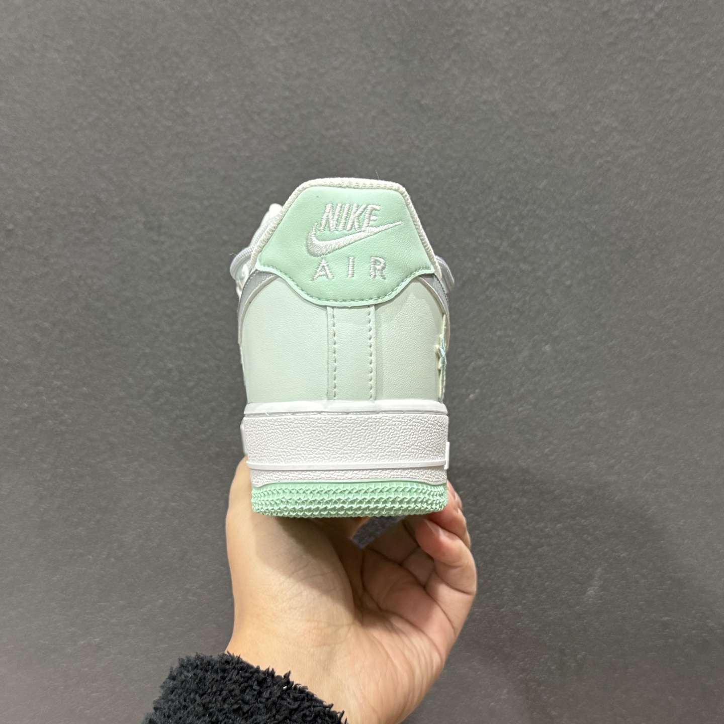 260 “云屿清风”订制空军一号板鞋 该定制版球鞋选用原鞋款为Nike Air Force 1'07空军一号 XX7981-476-Chinese UA Cheap High Quatity Brand Clothes Bags handbags Sneakers wholesale wholesaler seller from China Factory suppliers Fashion Clothing Shoes best Quality Beautiful Price 260 “云屿清风”订制空军一号板鞋 该定制版球鞋选用原鞋款为Nike Air Force 1'07空军一号 XX7981-476
