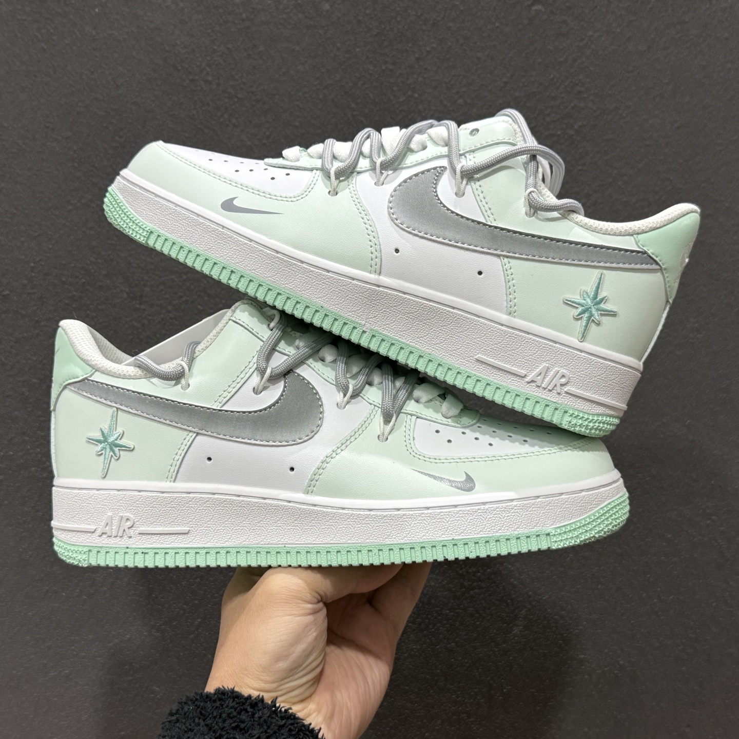 260 “云屿清风”订制空军一号板鞋 该定制版球鞋选用原鞋款为Nike Air Force 1'07空军一号 XX7981-476-Chinese UA Cheap High Quatity Brand Clothes Bags handbags Sneakers wholesale wholesaler seller from China Factory suppliers Fashion Clothing Shoes best Quality Beautiful Price 260 “云屿清风”订制空军一号板鞋 该定制版球鞋选用原鞋款为Nike Air Force 1'07空军一号 XX7981-476