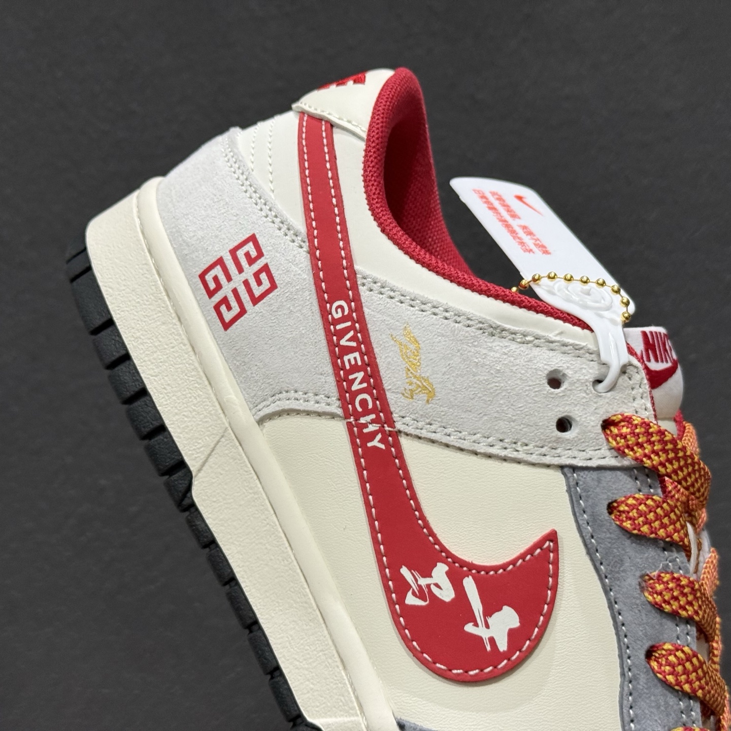 280 马年限定SB Dunk Low直接美到开挂灰白红撞色搭配细腻麂皮材质 JP2026-112-Chinese UA Cheap High Quatity Brand Clothes Bags handbags Sneakers wholesale wholesaler seller from China Factory suppliers Fashion Clothing Shoes best Quality Beautiful Price 280 马年限定SB Dunk Low直接美到开挂灰白红撞色搭配细腻麂皮材质 JP2026-112