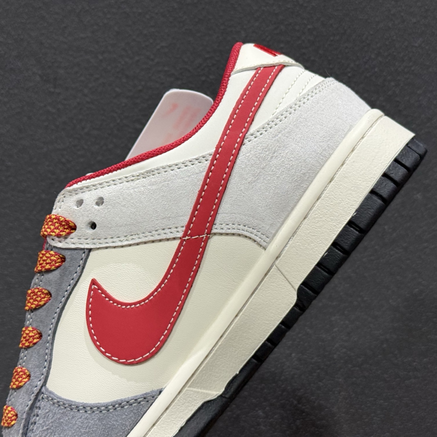 280 马年限定SB Dunk Low直接美到开挂灰白红撞色搭配细腻麂皮材质 JP2026-112-Chinese UA Cheap High Quatity Brand Clothes Bags handbags Sneakers wholesale wholesaler seller from China Factory suppliers Fashion Clothing Shoes best Quality Beautiful Price 280 马年限定SB Dunk Low直接美到开挂灰白红撞色搭配细腻麂皮材质 JP2026-112
