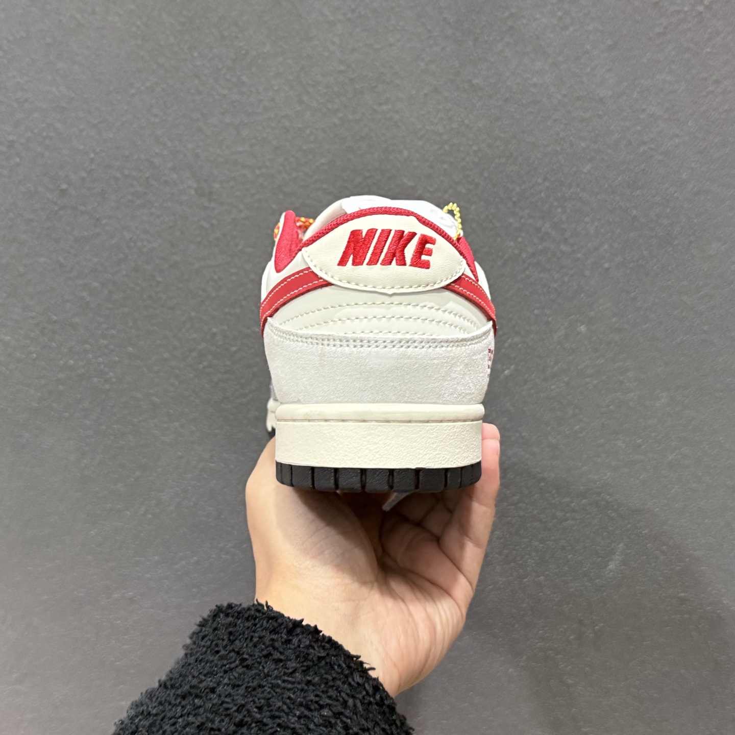 280 马年限定SB Dunk Low直接美到开挂灰白红撞色搭配细腻麂皮材质 JP2026-112-Chinese UA Cheap High Quatity Brand Clothes Bags handbags Sneakers wholesale wholesaler seller from China Factory suppliers Fashion Clothing Shoes best Quality Beautiful Price 280 马年限定SB Dunk Low直接美到开挂灰白红撞色搭配细腻麂皮材质 JP2026-112