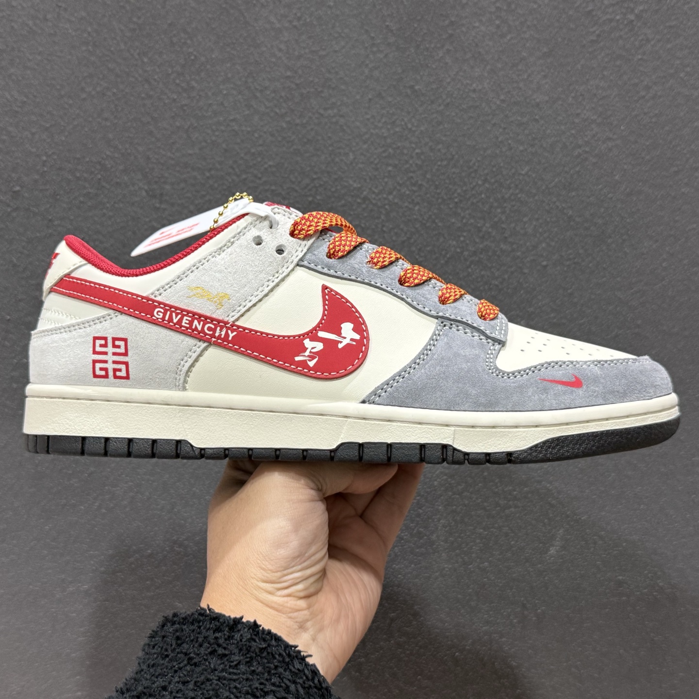 280 马年限定SB Dunk Low直接美到开挂灰白红撞色搭配细腻麂皮材质 JP2026-112-Chinese UA Cheap High Quatity Brand Clothes Bags handbags Sneakers wholesale wholesaler seller from China Factory suppliers Fashion Clothing Shoes best Quality Beautiful Price 280 马年限定SB Dunk Low直接美到开挂灰白红撞色搭配细腻麂皮材质 JP2026-112