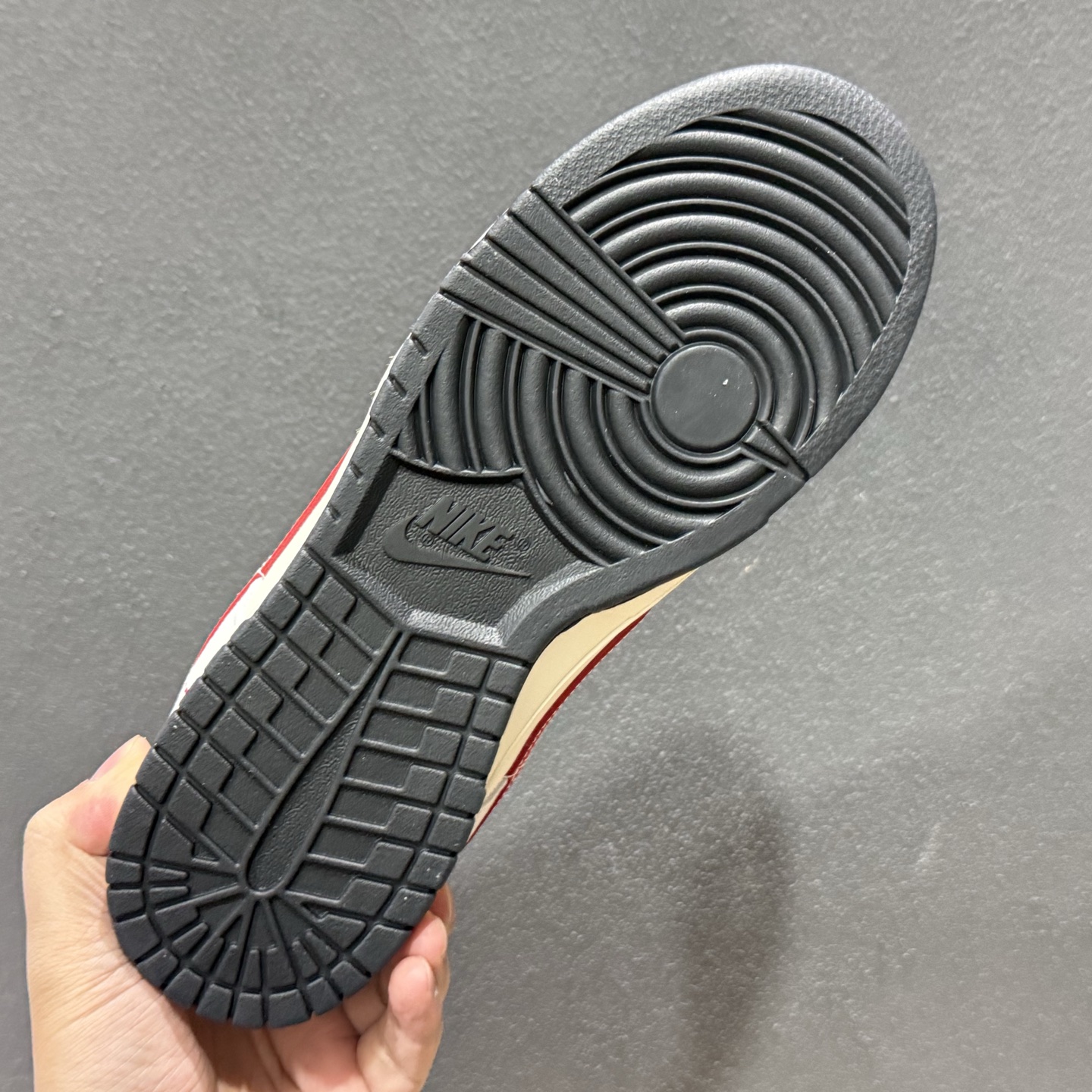 280 马年限定SB Dunk Low直接美到开挂灰白红撞色搭配细腻麂皮材质 JP2026-112-Chinese UA Cheap High Quatity Brand Clothes Bags handbags Sneakers wholesale wholesaler seller from China Factory suppliers Fashion Clothing Shoes best Quality Beautiful Price 280 马年限定SB Dunk Low直接美到开挂灰白红撞色搭配细腻麂皮材质 JP2026-112