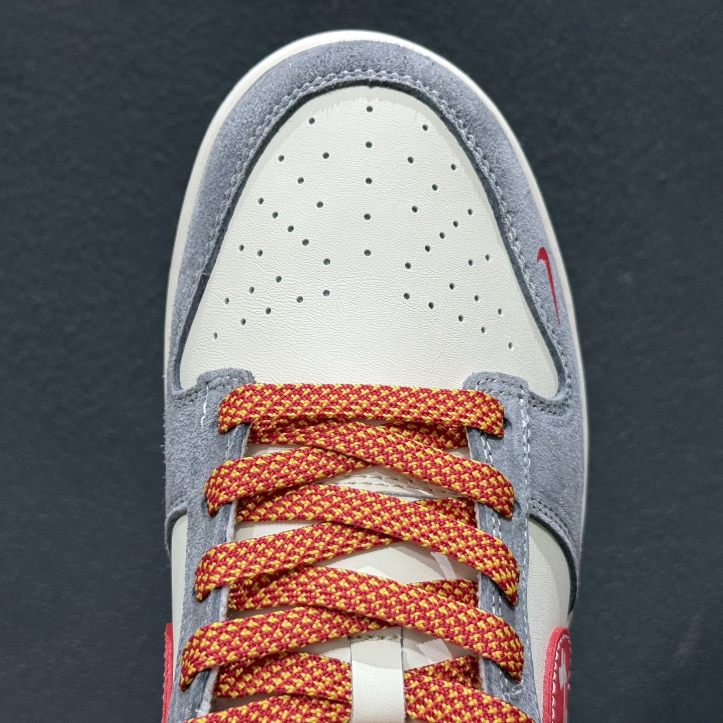 280 马年限定SB Dunk Low直接美到开挂灰白红撞色搭配细腻麂皮材质 JP2026-112-Chinese UA Cheap High Quatity Brand Clothes Bags handbags Sneakers wholesale wholesaler seller from China Factory suppliers Fashion Clothing Shoes best Quality Beautiful Price 280 马年限定SB Dunk Low直接美到开挂灰白红撞色搭配细腻麂皮材质 JP2026-112