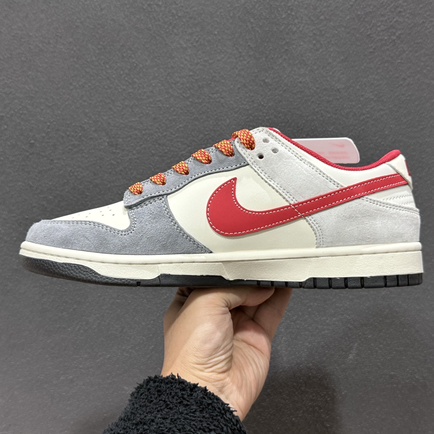 280 马年限定SB Dunk Low直接美到开挂灰白红撞色搭配细腻麂皮材质 JP2026-112-Chinese UA Cheap High Quatity Brand Clothes Bags handbags Sneakers wholesale wholesaler seller from China Factory suppliers Fashion Clothing Shoes best Quality Beautiful Price 280 马年限定SB Dunk Low直接美到开挂灰白红撞色搭配细腻麂皮材质 JP2026-112