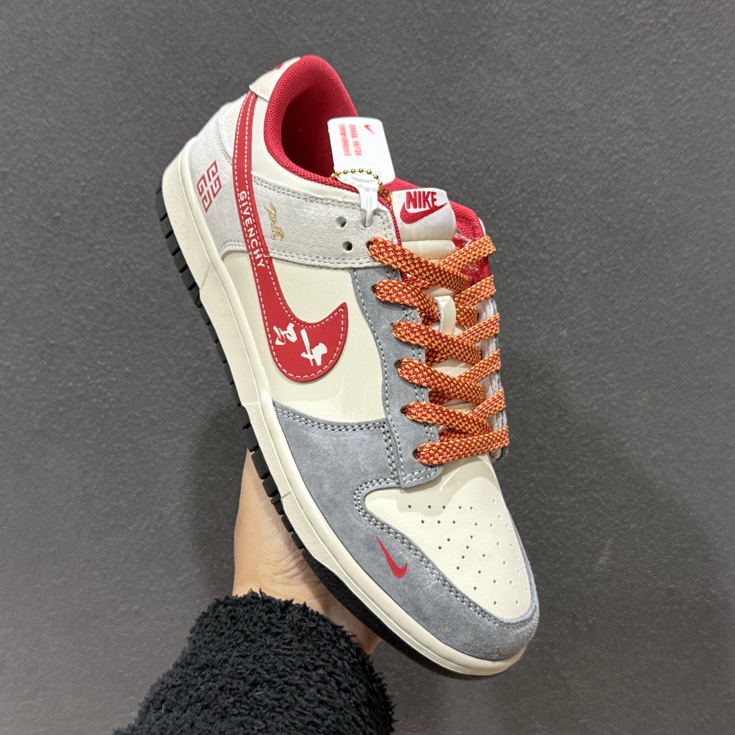 280 马年限定SB Dunk Low直接美到开挂灰白红撞色搭配细腻麂皮材质 JP2026-112-Chinese UA Cheap High Quatity Brand Clothes Bags handbags Sneakers wholesale wholesaler seller from China Factory suppliers Fashion Clothing Shoes best Quality Beautiful Price 280 马年限定SB Dunk Low直接美到开挂灰白红撞色搭配细腻麂皮材质 JP2026-112