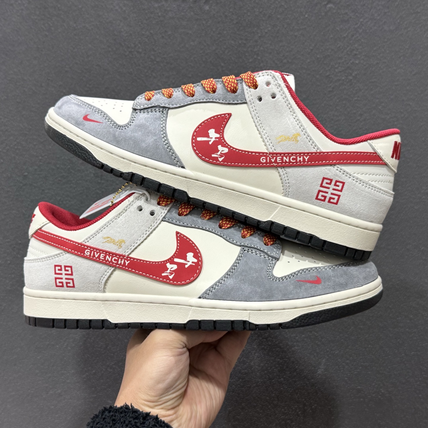 280 马年限定SB Dunk Low直接美到开挂灰白红撞色搭配细腻麂皮材质 JP2026-112-Chinese UA Cheap High Quatity Brand Clothes Bags handbags Sneakers wholesale wholesaler seller from China Factory suppliers Fashion Clothing Shoes best Quality Beautiful Price 280 马年限定SB Dunk Low直接美到开挂灰白红撞色搭配细腻麂皮材质 JP2026-112