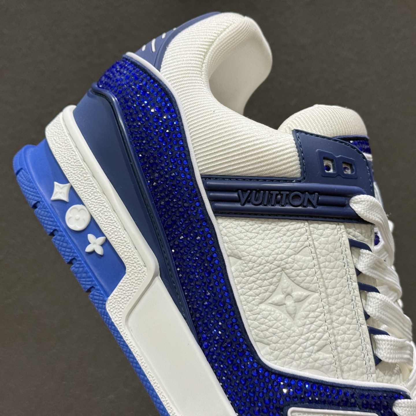 480 广奢高端货 LOUIS VUITTON LV Trainer钻鞋|低帮奢华板鞋白蓝钻鞋 LV Trainer系列高阶版本-Chinese UA Cheap High Quatity Brand Clothes Bags handbags Sneakers wholesale wholesaler seller from China Factory suppliers Fashion Clothing Shoes best Quality Beautiful Price 480 广奢高端货 LOUIS VUITTON LV Trainer钻鞋|低帮奢华板鞋白蓝钻鞋 LV Trainer系列高阶版本
