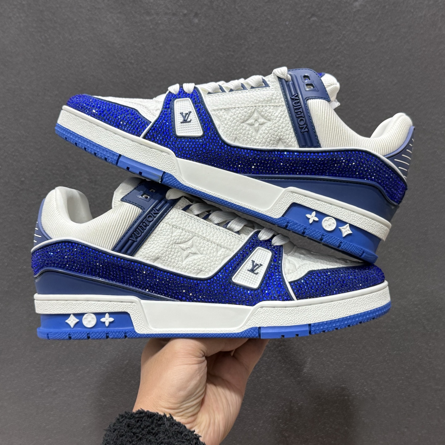 480 广奢高端货 LOUIS VUITTON LV Trainer钻鞋|低帮奢华板鞋白蓝钻鞋 LV Trainer系列高阶版本-Chinese UA Cheap High Quatity Brand Clothes Bags handbags Sneakers wholesale wholesaler seller from China Factory suppliers Fashion Clothing Shoes best Quality Beautiful Price 480 广奢高端货 LOUIS VUITTON LV Trainer钻鞋|低帮奢华板鞋白蓝钻鞋 LV Trainer系列高阶版本