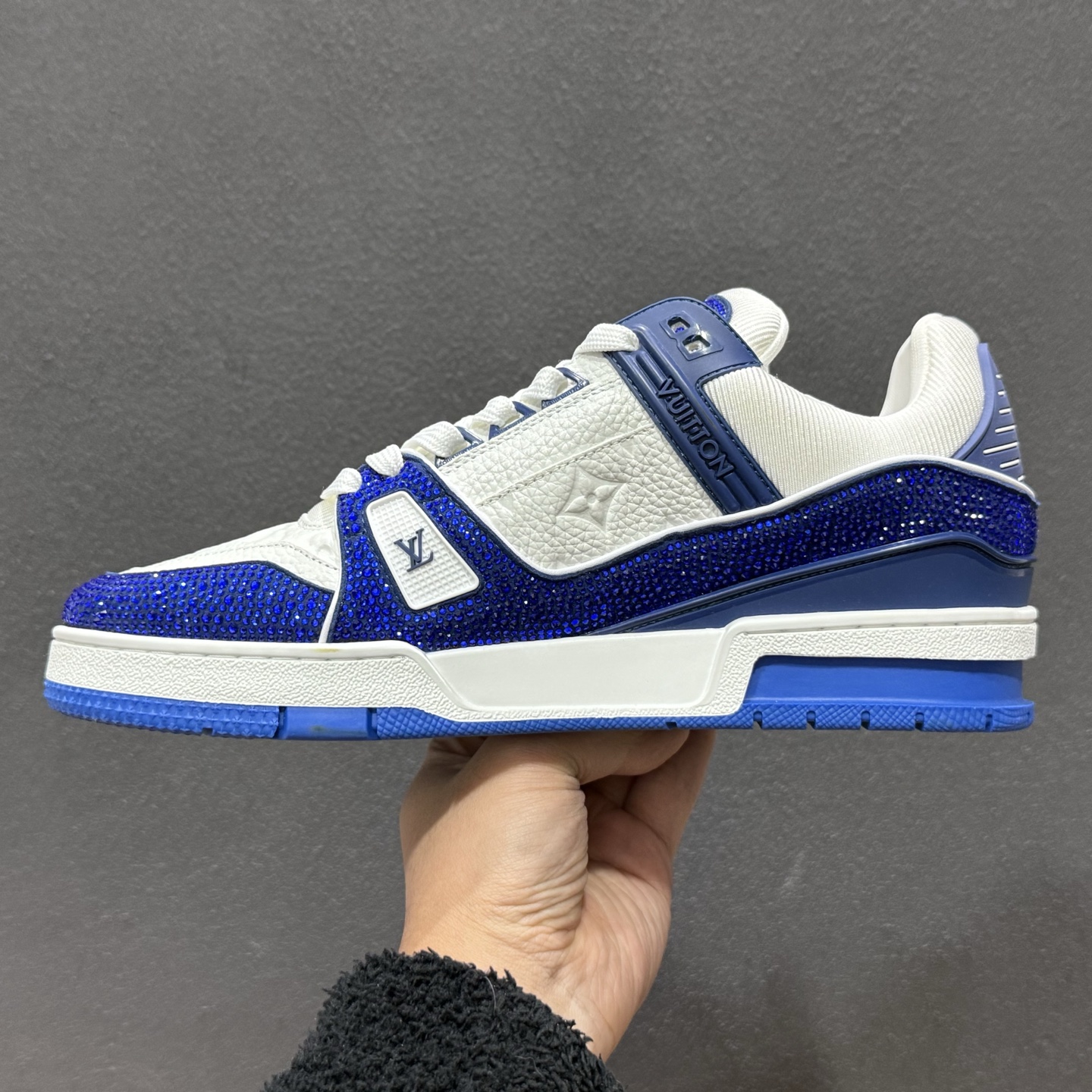 480 广奢高端货 LOUIS VUITTON LV Trainer钻鞋|低帮奢华板鞋白蓝钻鞋 LV Trainer系列高阶版本-Chinese UA Cheap High Quatity Brand Clothes Bags handbags Sneakers wholesale wholesaler seller from China Factory suppliers Fashion Clothing Shoes best Quality Beautiful Price 480 广奢高端货 LOUIS VUITTON LV Trainer钻鞋|低帮奢华板鞋白蓝钻鞋 LV Trainer系列高阶版本