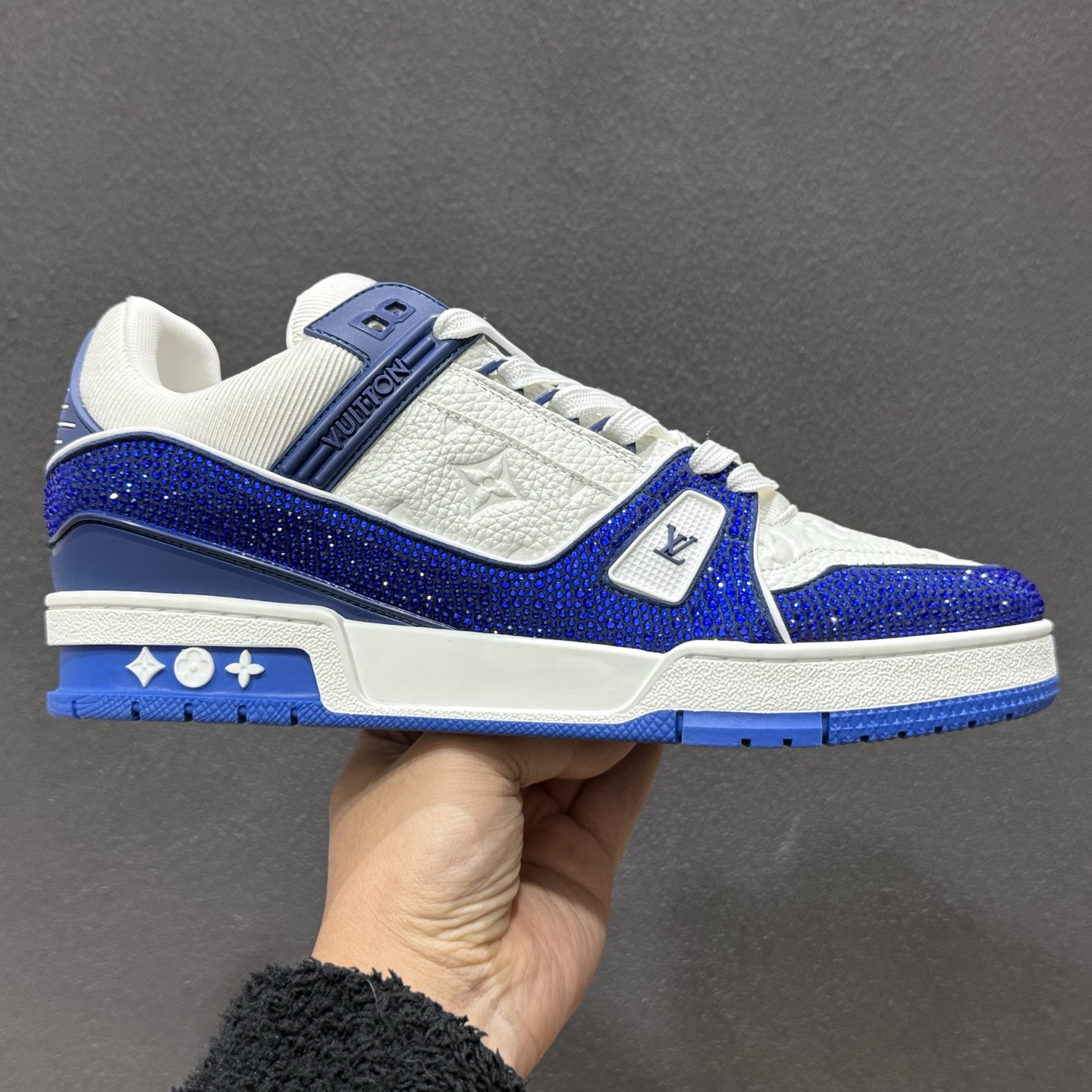 480 广奢高端货 LOUIS VUITTON LV Trainer钻鞋|低帮奢华板鞋白蓝钻鞋 LV Trainer系列高阶版本-Chinese UA Cheap High Quatity Brand Clothes Bags handbags Sneakers wholesale wholesaler seller from China Factory suppliers Fashion Clothing Shoes best Quality Beautiful Price 480 广奢高端货 LOUIS VUITTON LV Trainer钻鞋|低帮奢华板鞋白蓝钻鞋 LV Trainer系列高阶版本
