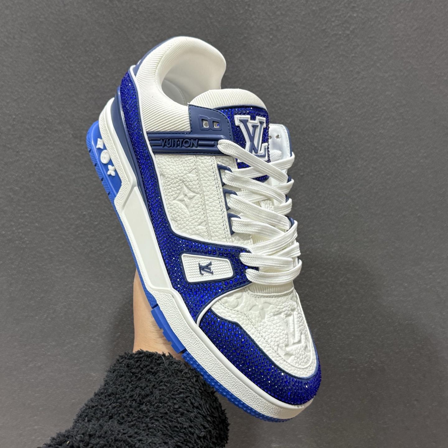 480 广奢高端货 LOUIS VUITTON LV Trainer钻鞋|低帮奢华板鞋白蓝钻鞋 LV Trainer系列高阶版本-Chinese UA Cheap High Quatity Brand Clothes Bags handbags Sneakers wholesale wholesaler seller from China Factory suppliers Fashion Clothing Shoes best Quality Beautiful Price 480 广奢高端货 LOUIS VUITTON LV Trainer钻鞋|低帮奢华板鞋白蓝钻鞋 LV Trainer系列高阶版本