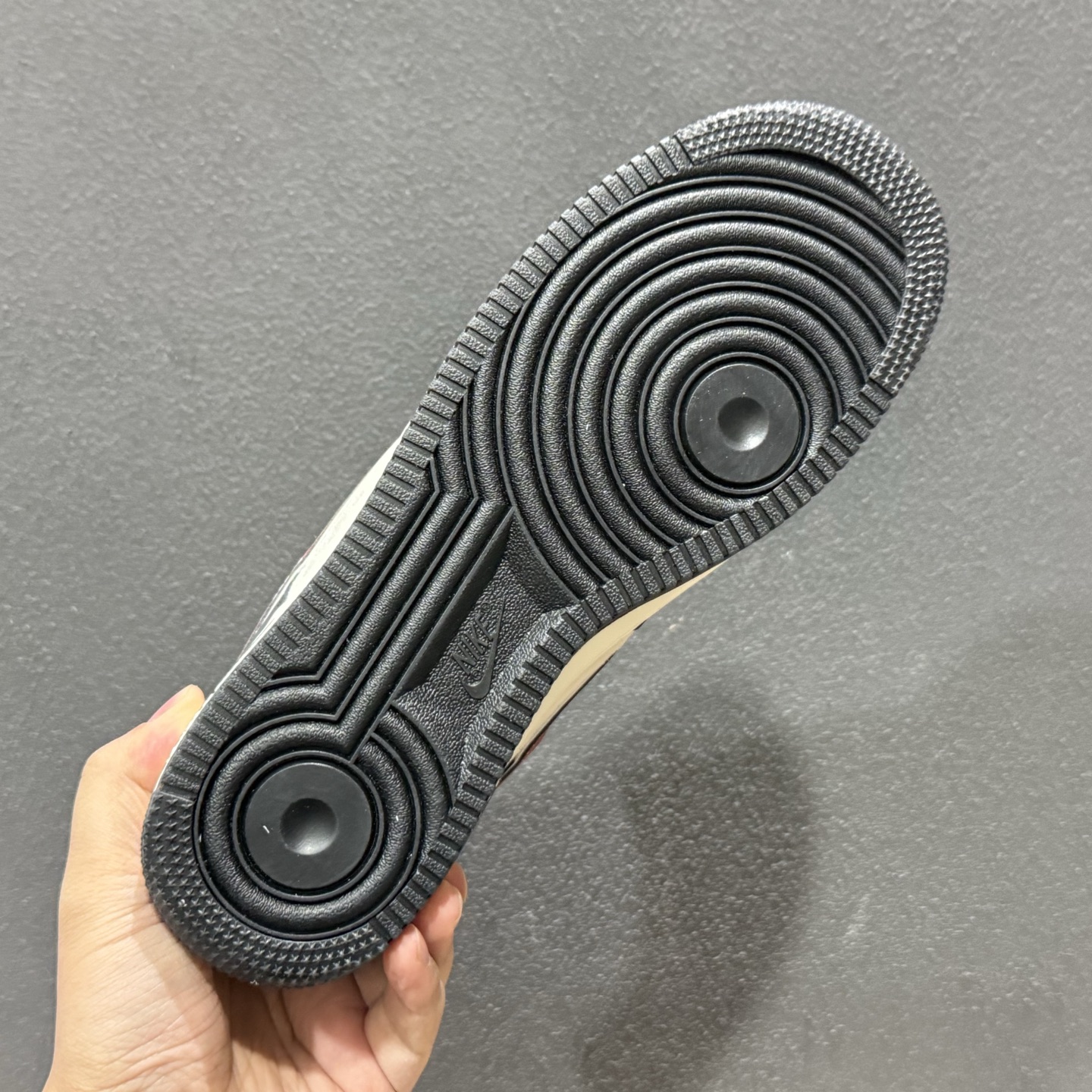 260 当AF1邂逅迪奥,是经典与奢雅的双向奔赴黑红撞色揉合米白磨砂质感 SY1388-029-Chinese UA Cheap High Quatity Brand Clothes Bags handbags Sneakers wholesale wholesaler seller from China Factory suppliers Fashion Clothing Shoes best Quality Beautiful Price 260 当AF1邂逅迪奥,是经典与奢雅的双向奔赴黑红撞色揉合米白磨砂质感 SY1388-029