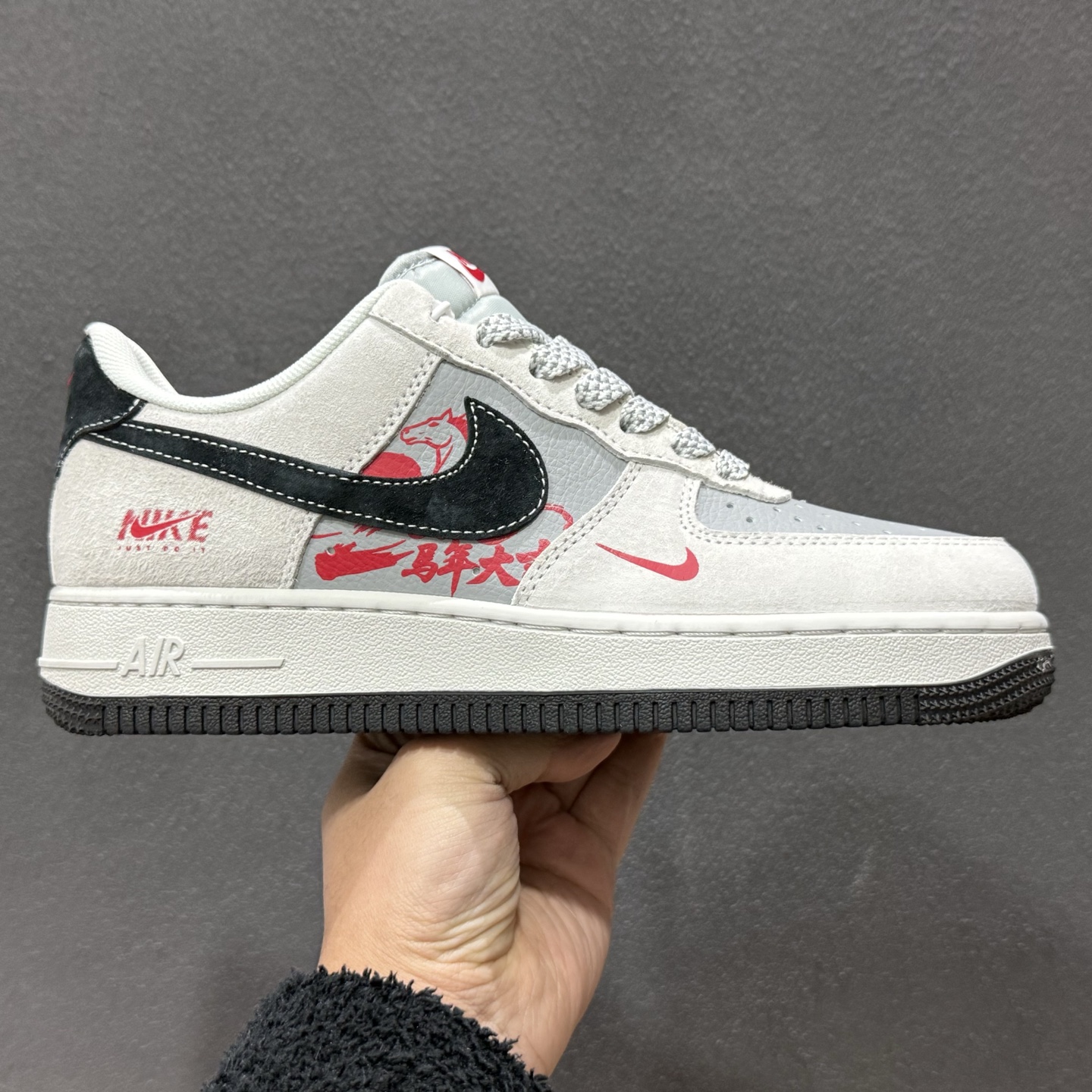 260 2026马年专属Nike AF1直接封神白灰主调撞色红黑细节超吸睛 JP2026-135-Chinese UA Cheap High Quatity Brand Clothes Bags handbags Sneakers wholesale wholesaler seller from China Factory suppliers Fashion Clothing Shoes best Quality Beautiful Price 260 2026马年专属Nike AF1直接封神白灰主调撞色红黑细节超吸睛 JP2026-135
