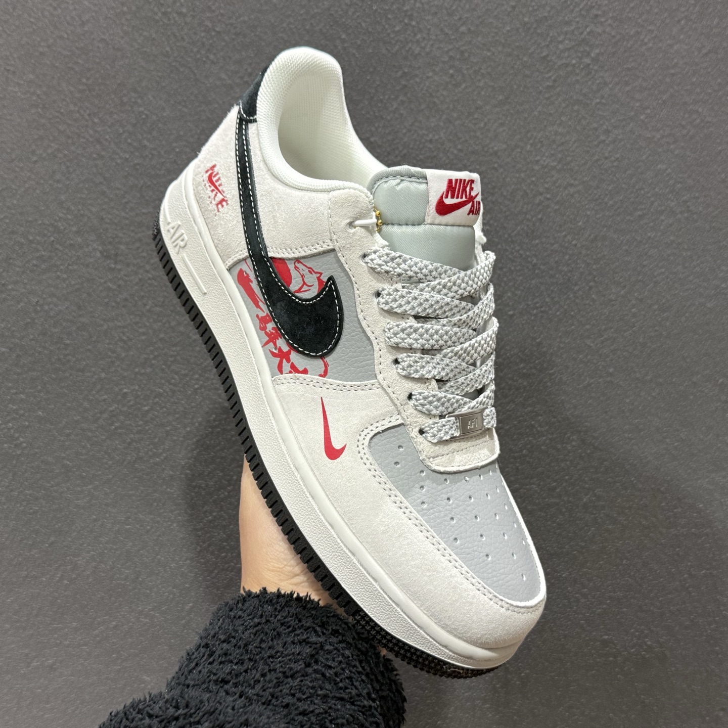 260 2026马年专属Nike AF1直接封神白灰主调撞色红黑细节超吸睛 JP2026-135-Chinese UA Cheap High Quatity Brand Clothes Bags handbags Sneakers wholesale wholesaler seller from China Factory suppliers Fashion Clothing Shoes best Quality Beautiful Price 260 2026马年专属Nike AF1直接封神白灰主调撞色红黑细节超吸睛 JP2026-135
