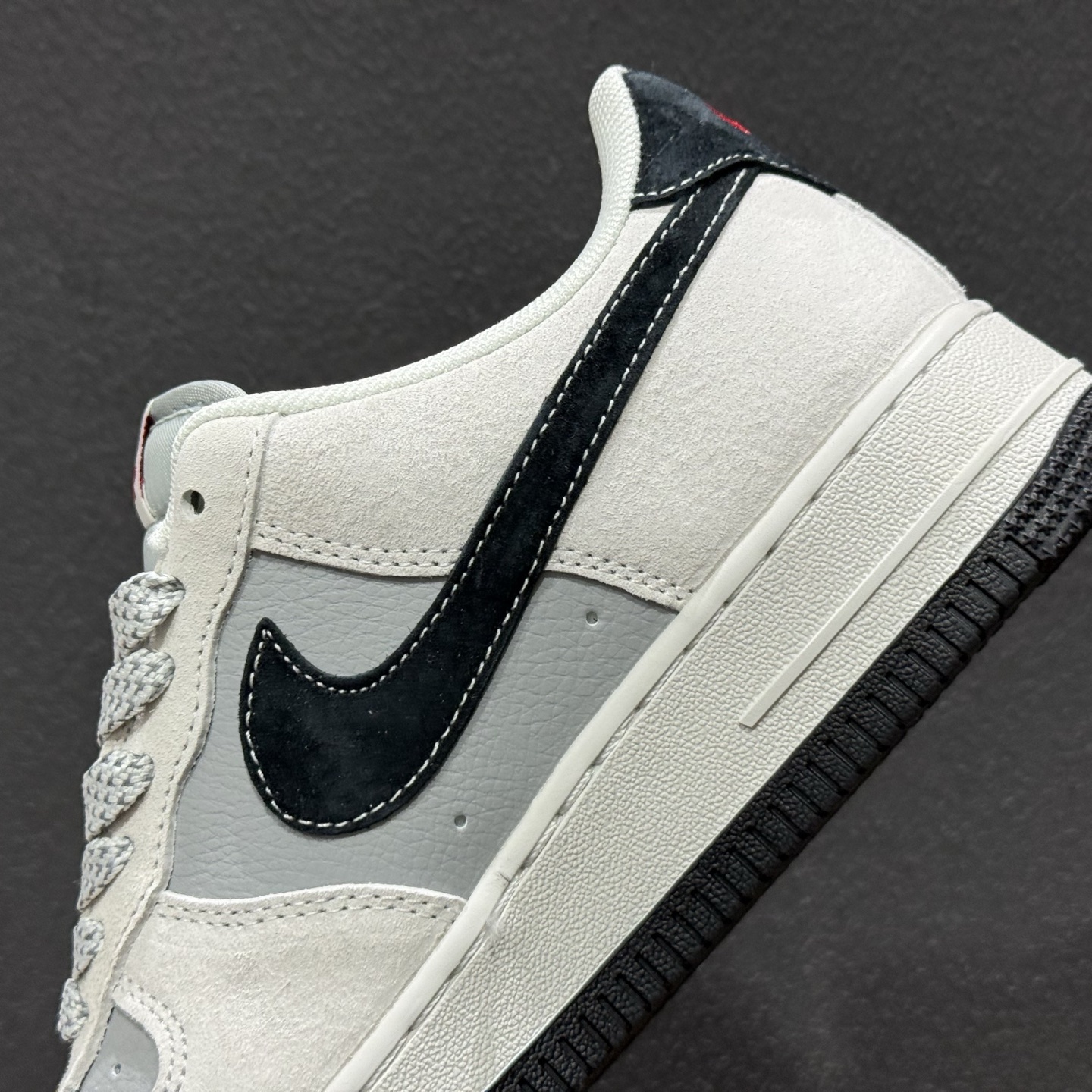 260 2026马年专属Nike AF1直接封神白灰主调撞色红黑细节超吸睛 JP2026-135-Chinese UA Cheap High Quatity Brand Clothes Bags handbags Sneakers wholesale wholesaler seller from China Factory suppliers Fashion Clothing Shoes best Quality Beautiful Price 260 2026马年专属Nike AF1直接封神白灰主调撞色红黑细节超吸睛 JP2026-135