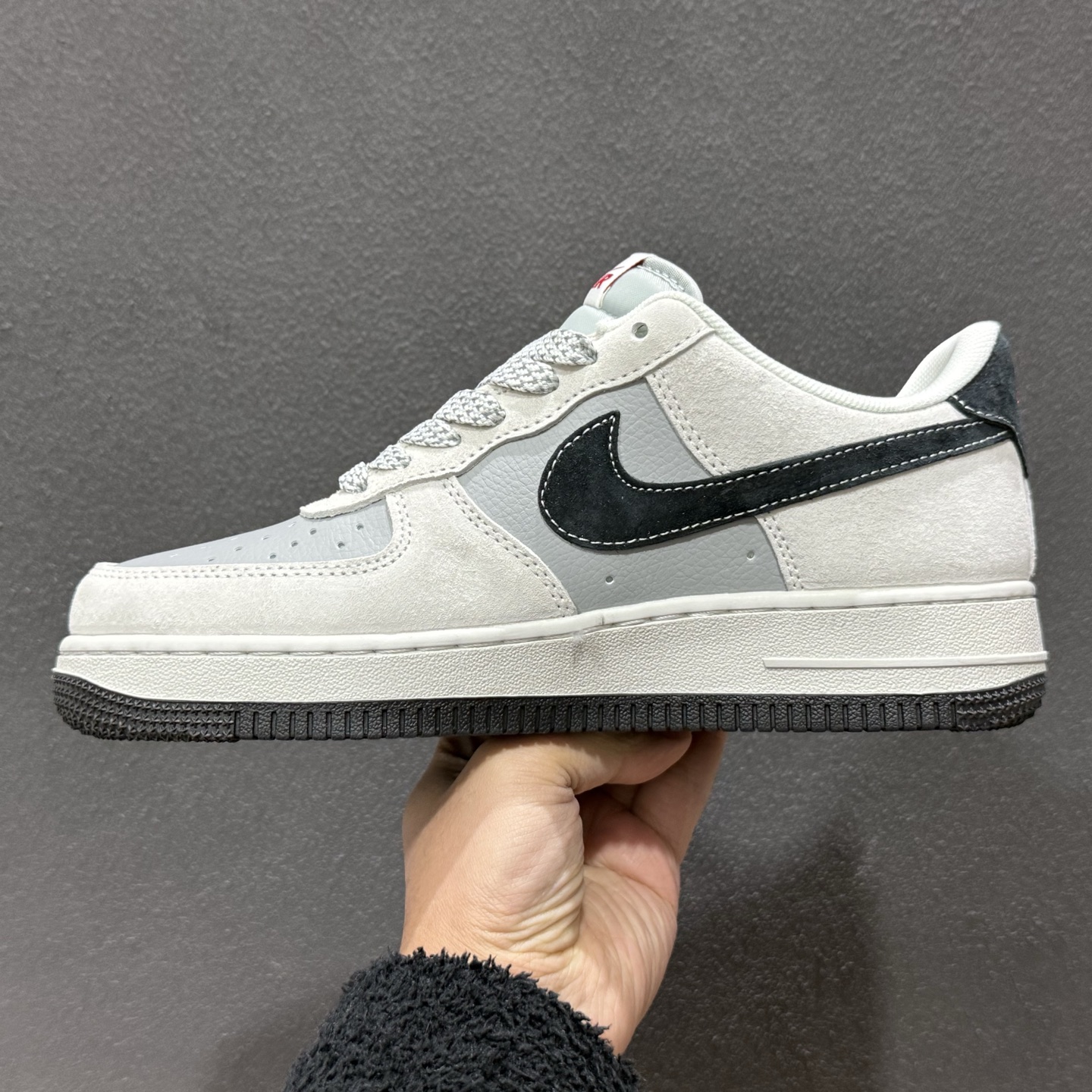 260 2026马年专属Nike AF1直接封神白灰主调撞色红黑细节超吸睛 JP2026-135-Chinese UA Cheap High Quatity Brand Clothes Bags handbags Sneakers wholesale wholesaler seller from China Factory suppliers Fashion Clothing Shoes best Quality Beautiful Price 260 2026马年专属Nike AF1直接封神白灰主调撞色红黑细节超吸睛 JP2026-135