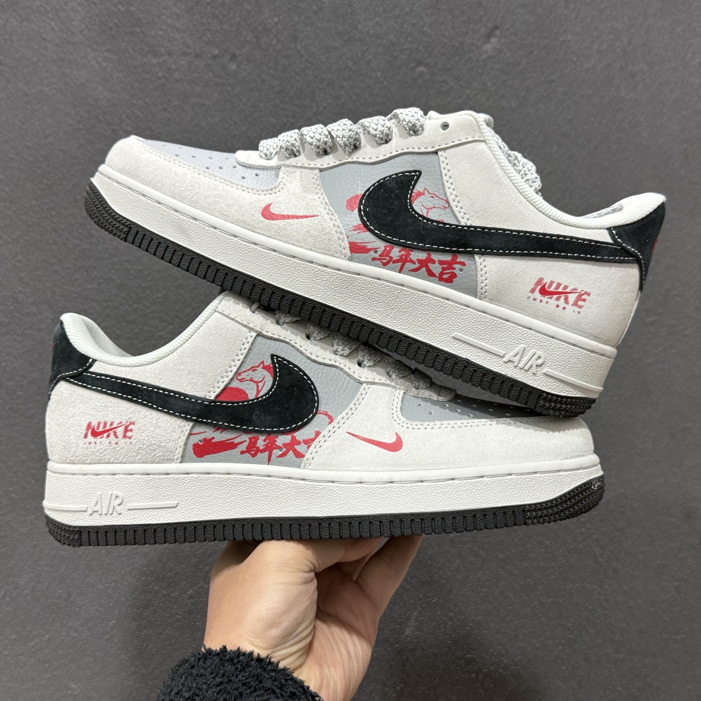 260 2026马年专属Nike AF1直接封神白灰主调撞色红黑细节超吸睛 JP2026-135-Chinese UA Cheap High Quatity Brand Clothes Bags handbags Sneakers wholesale wholesaler seller from China Factory suppliers Fashion Clothing Shoes best Quality Beautiful Price 260 2026马年专属Nike AF1直接封神白灰主调撞色红黑细节超吸睛 JP2026-135