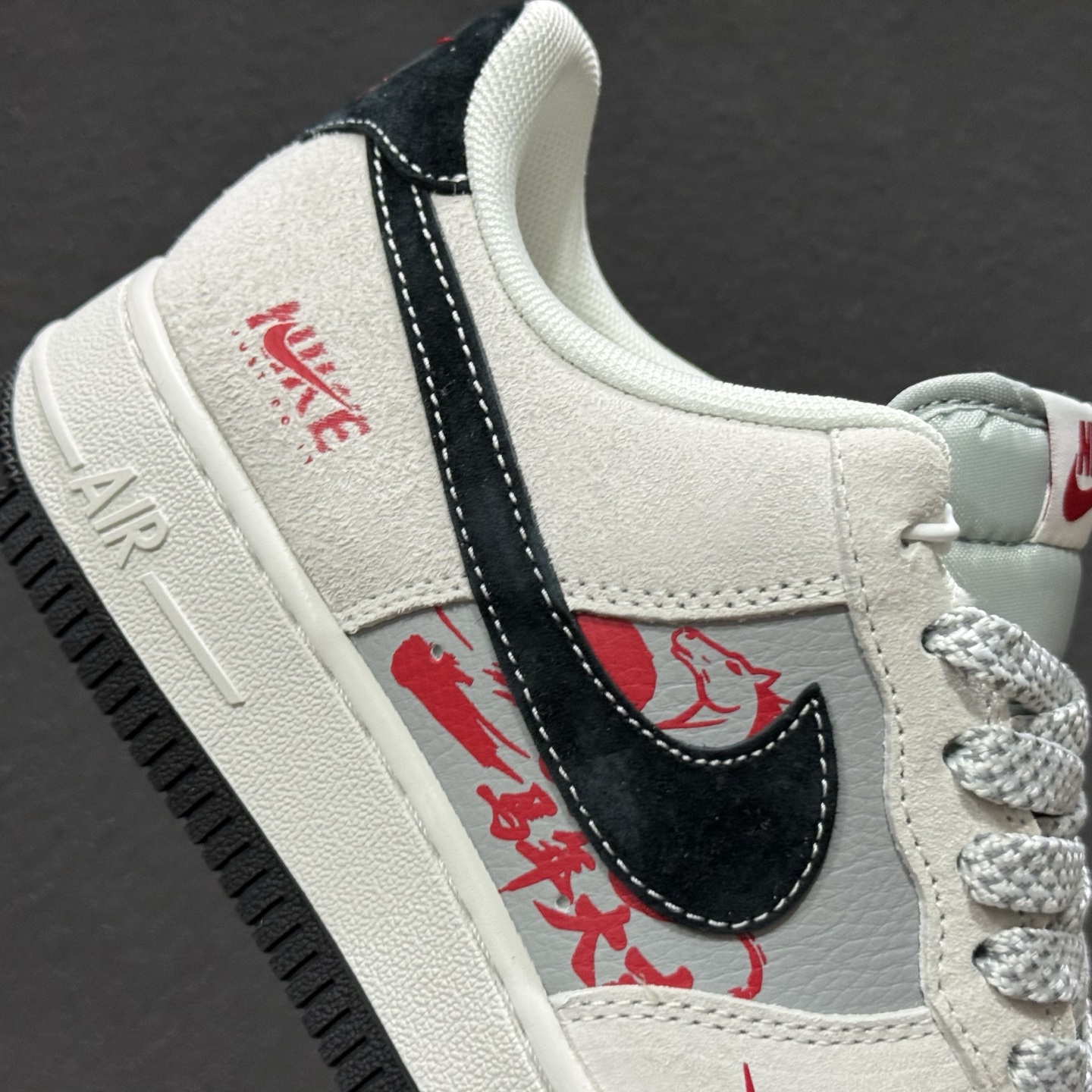 260 2026马年专属Nike AF1直接封神白灰主调撞色红黑细节超吸睛 JP2026-135-Chinese UA Cheap High Quatity Brand Clothes Bags handbags Sneakers wholesale wholesaler seller from China Factory suppliers Fashion Clothing Shoes best Quality Beautiful Price 260 2026马年专属Nike AF1直接封神白灰主调撞色红黑细节超吸睛 JP2026-135