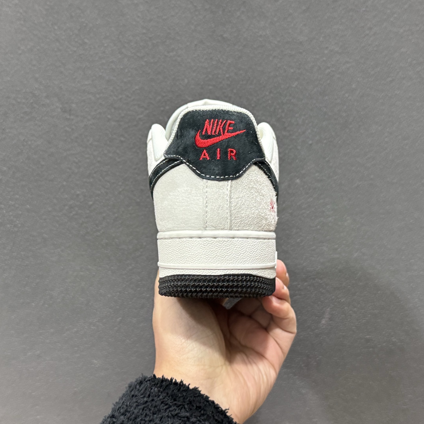 260 2026马年专属Nike AF1直接封神白灰主调撞色红黑细节超吸睛 JP2026-135-Chinese UA Cheap High Quatity Brand Clothes Bags handbags Sneakers wholesale wholesaler seller from China Factory suppliers Fashion Clothing Shoes best Quality Beautiful Price 260 2026马年专属Nike AF1直接封神白灰主调撞色红黑细节超吸睛 JP2026-135