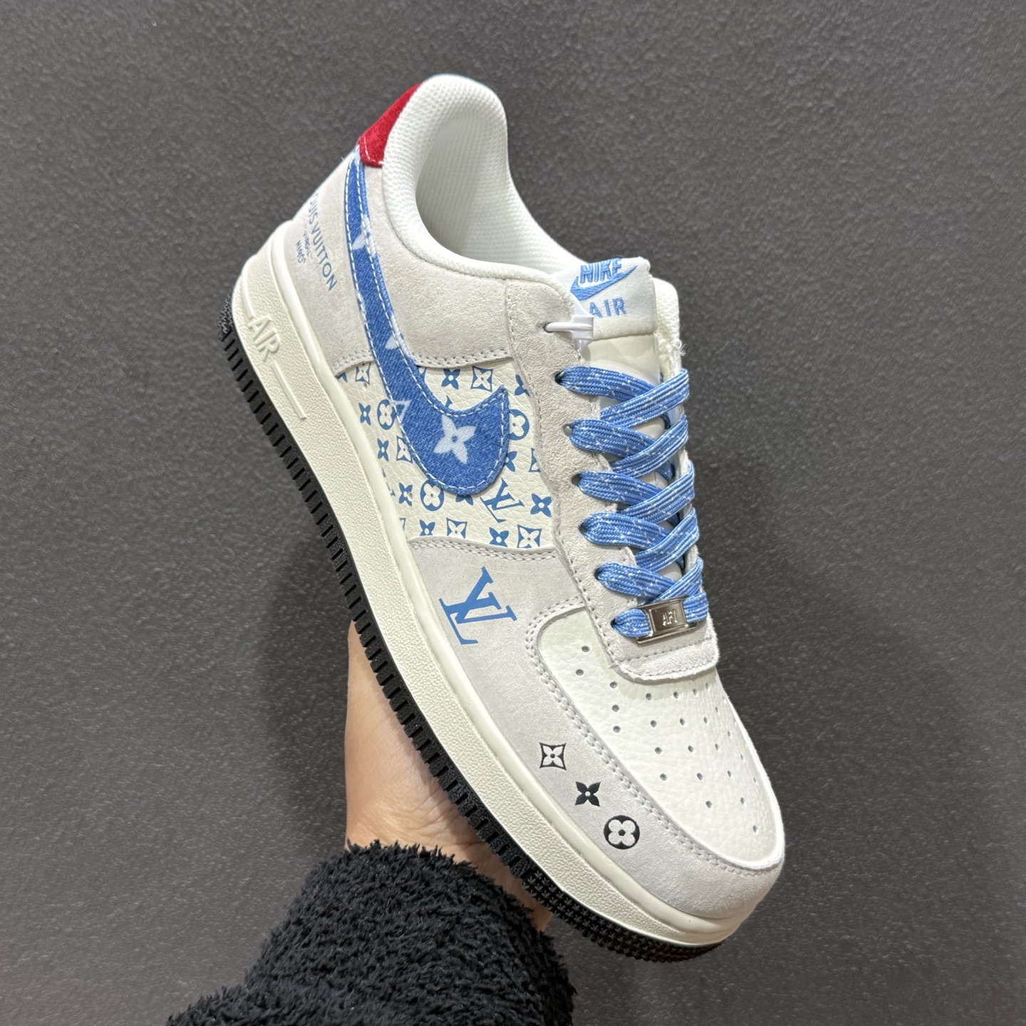 260 Nike AF1 x LV联名款堪称潮流顶流！浅灰麂皮搭蓝白扎染LV老花Swoosh KG6699-F48