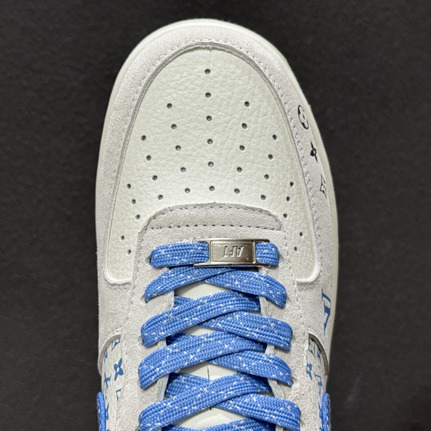260 Nike AF1 x LV联名款堪称潮流顶流！浅灰麂皮搭蓝白扎染LV老花Swoosh KG6699-F48
