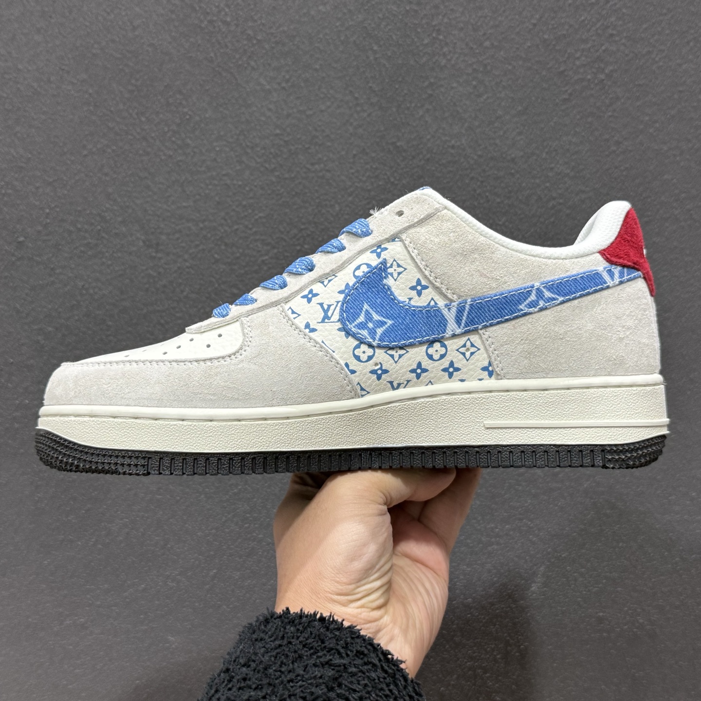 260 Nike AF1 x LV联名款堪称潮流顶流！浅灰麂皮搭蓝白扎染LV老花Swoosh KG6699-F48