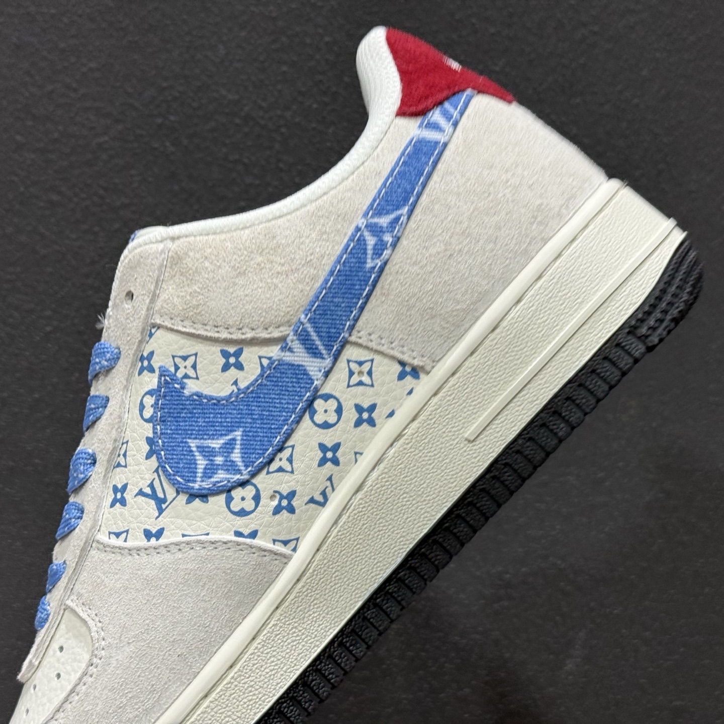 260 Nike AF1 x LV联名款堪称潮流顶流！浅灰麂皮搭蓝白扎染LV老花Swoosh KG6699-F48