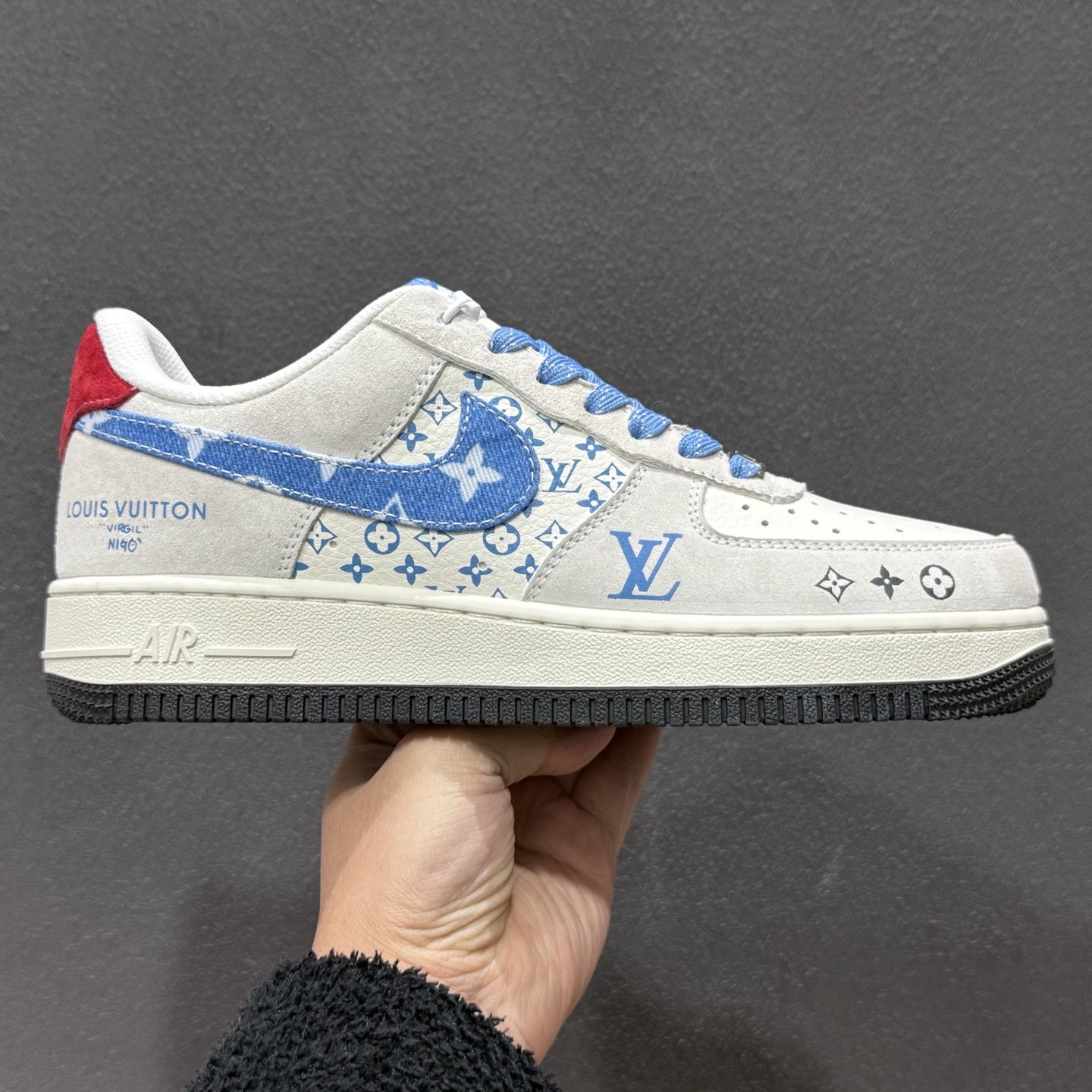 260 Nike AF1 x LV联名款堪称潮流顶流！浅灰麂皮搭蓝白扎染LV老花Swoosh KG6699-F48