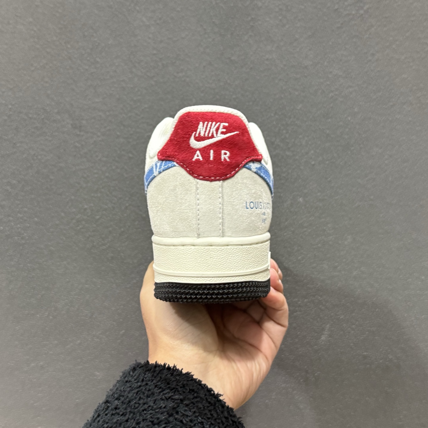 260 Nike AF1 x LV联名款堪称潮流顶流！浅灰麂皮搭蓝白扎染LV老花Swoosh KG6699-F48
