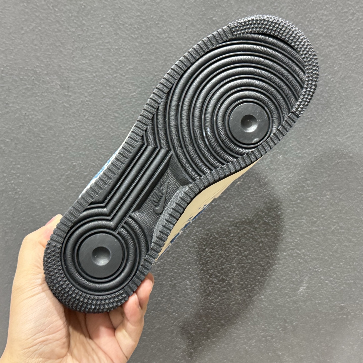260 Nike AF1 x LV联名款堪称潮流顶流！浅灰麂皮搭蓝白扎染LV老花Swoosh KG6699-F48