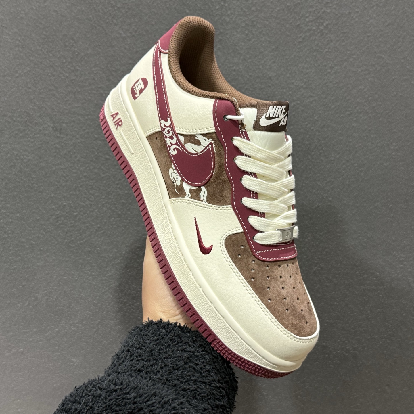 260 马年限定 高端定制Nike Air Force 1 '07 Low “马年限定-瑞马纳福” 酒红 + 奶白 + 咖棕的复古配色 XD0028-007-Chinese UA Cheap High Quatity Brand Clothes Bags handbags Sneakers wholesale wholesaler seller from China Factory suppliers Fashion Clothing Shoes best Quality Beautiful Price 260 马年限定 高端定制Nike Air Force 1 '07 Low “马年限定-瑞马纳福” 酒红 + 奶白 + 咖棕的复古配色 XD0028-007