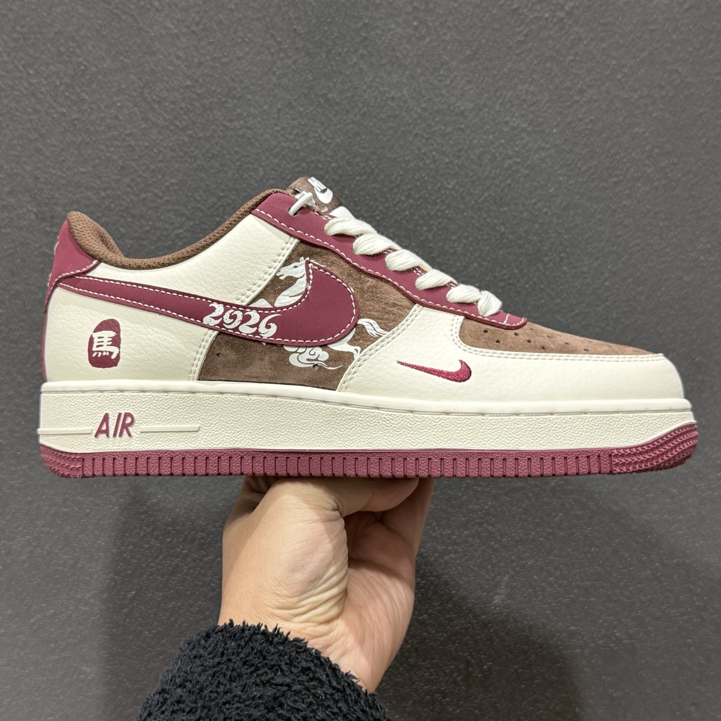 260 马年限定 高端定制Nike Air Force 1 '07 Low “马年限定-瑞马纳福” 酒红 + 奶白 + 咖棕的复古配色 XD0028-007-Chinese UA Cheap High Quatity Brand Clothes Bags handbags Sneakers wholesale wholesaler seller from China Factory suppliers Fashion Clothing Shoes best Quality Beautiful Price 260 马年限定 高端定制Nike Air Force 1 '07 Low “马年限定-瑞马纳福” 酒红 + 奶白 + 咖棕的复古配色 XD0028-007