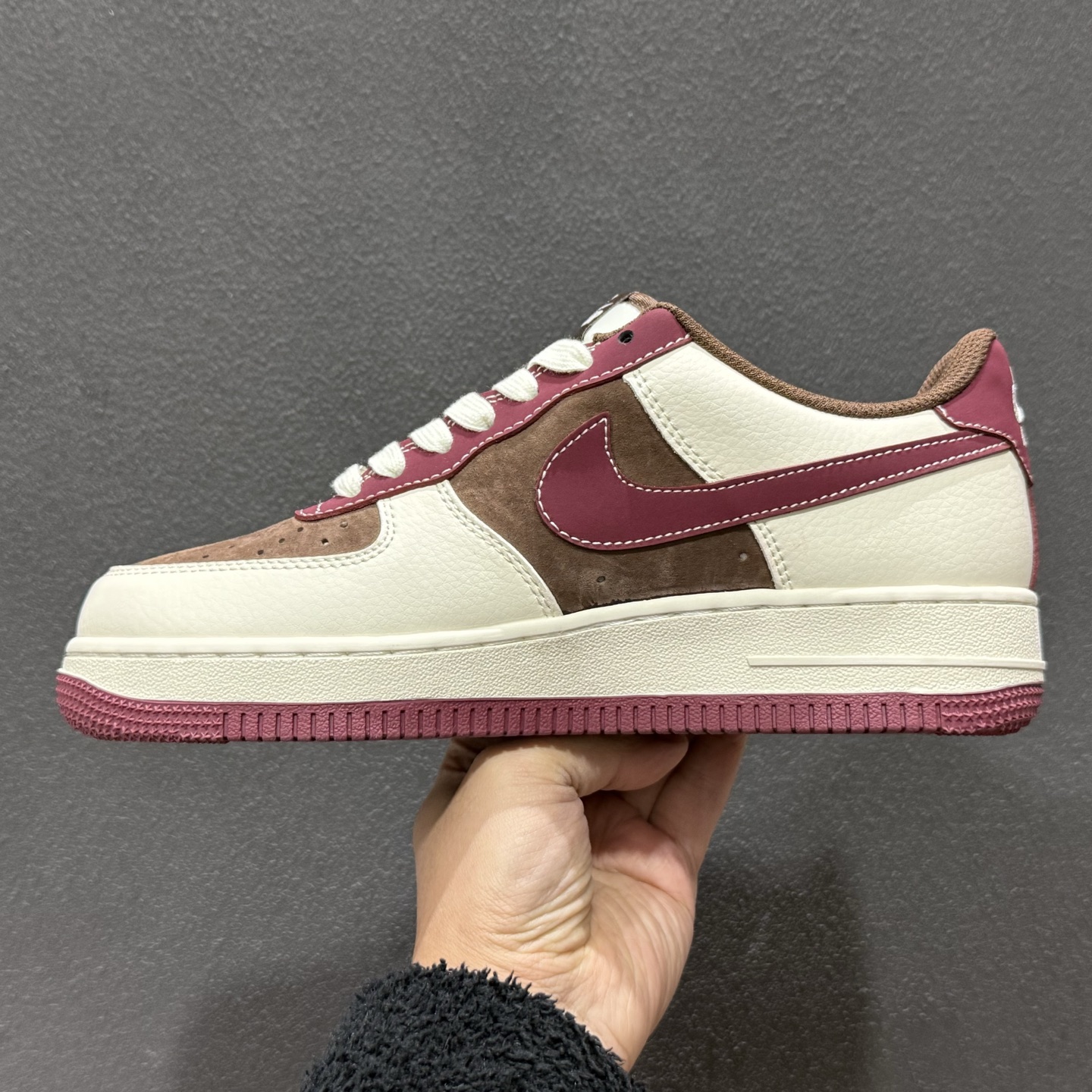 260 马年限定 高端定制Nike Air Force 1 '07 Low “马年限定-瑞马纳福” 酒红 + 奶白 + 咖棕的复古配色 XD0028-007-Chinese UA Cheap High Quatity Brand Clothes Bags handbags Sneakers wholesale wholesaler seller from China Factory suppliers Fashion Clothing Shoes best Quality Beautiful Price 260 马年限定 高端定制Nike Air Force 1 '07 Low “马年限定-瑞马纳福” 酒红 + 奶白 + 咖棕的复古配色 XD0028-007