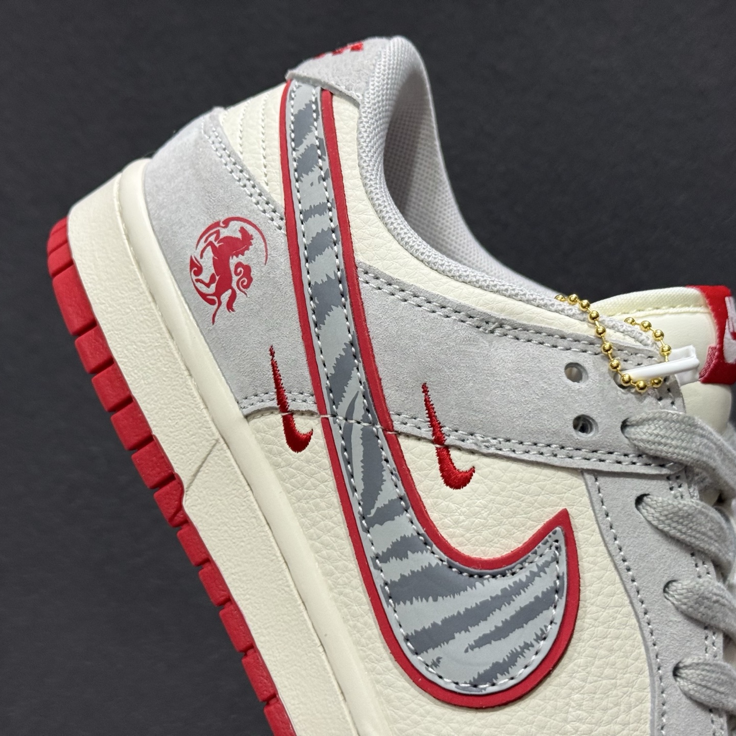 260 Nike SB Dunk Low 马年限定 LX1988-820-Chinese UA Cheap High Quatity Brand Clothes Bags handbags Sneakers wholesale wholesaler seller from China Factory suppliers Fashion Clothing Shoes best Quality Beautiful Price 260 Nike SB Dunk Low 马年限定 LX1988-820