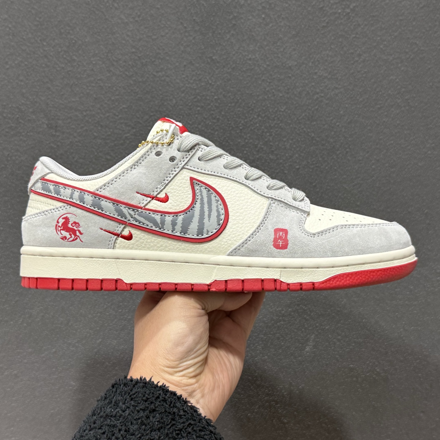 260 Nike SB Dunk Low 马年限定 LX1988-820-Chinese UA Cheap High Quatity Brand Clothes Bags handbags Sneakers wholesale wholesaler seller from China Factory suppliers Fashion Clothing Shoes best Quality Beautiful Price 260 Nike SB Dunk Low 马年限定 LX1988-820